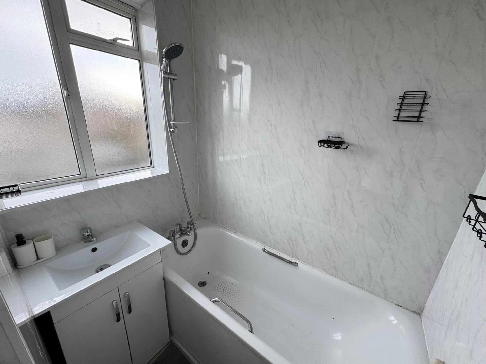 Huge 5 Bedroom Flat For 10 People 2 Min Away From Emirates Stadium Zone 2 *