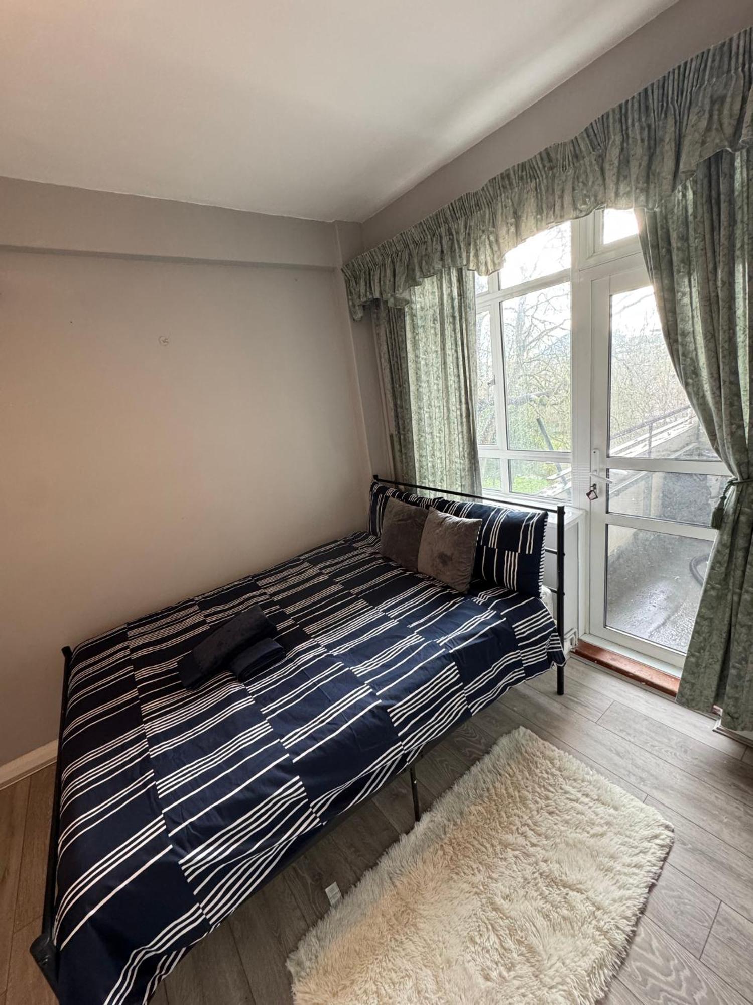 Huge 5 Bedroom Flat For 10 People 2 Min Away From Emirates Stadium Zone 2 *