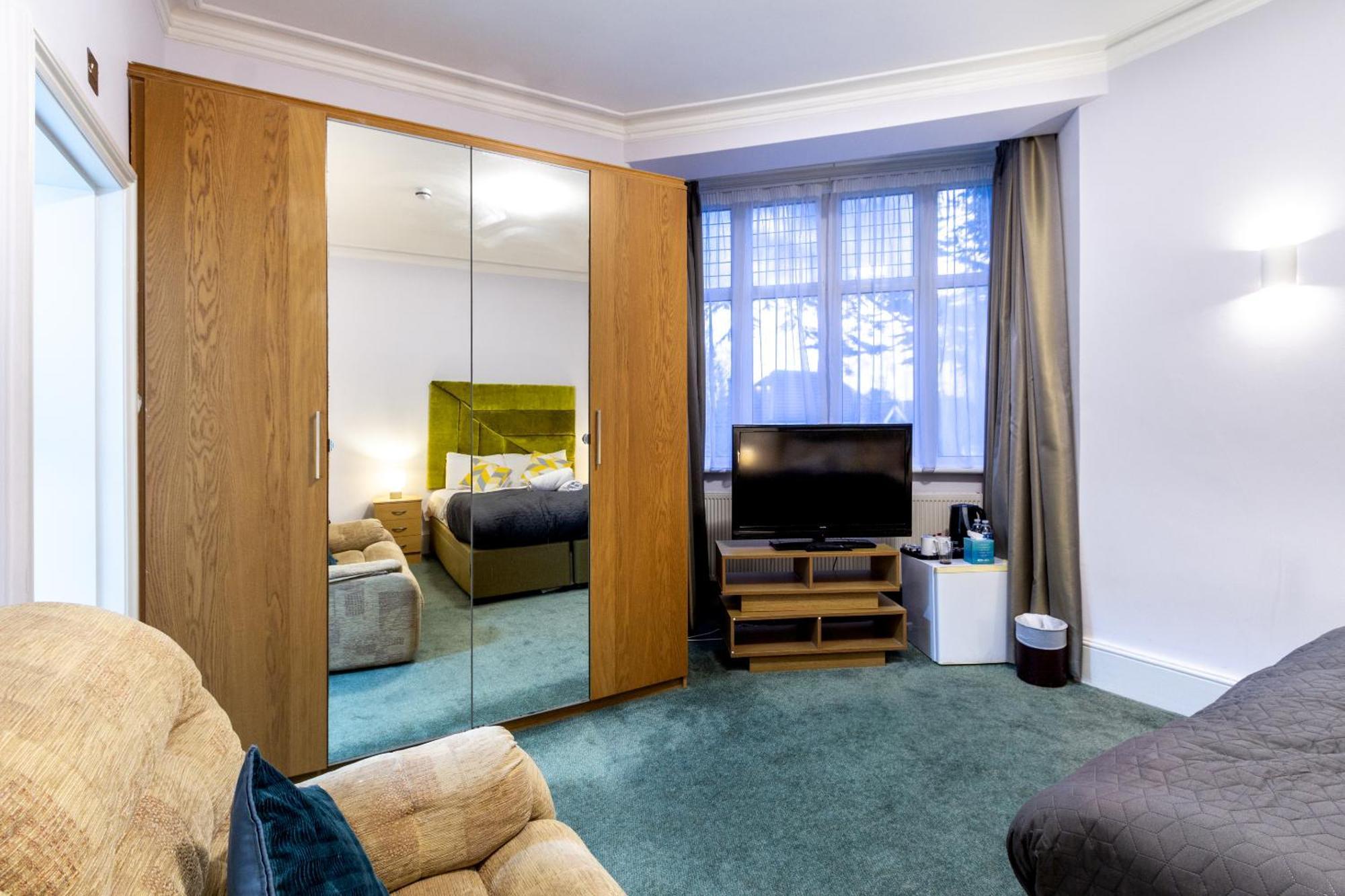 Gatwick Hotel *