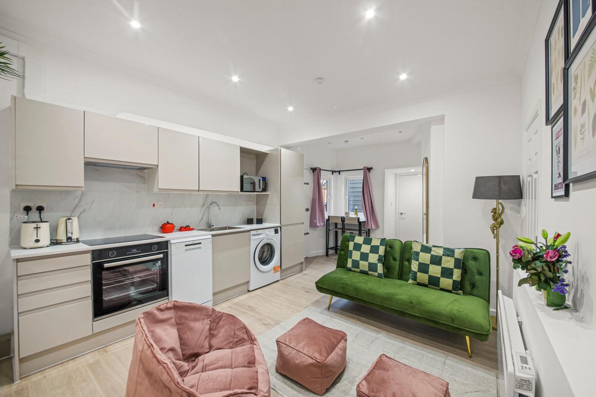 Convenient In Greenwich By 53 Degrees Property, Ideal For Long Stays, Location! *