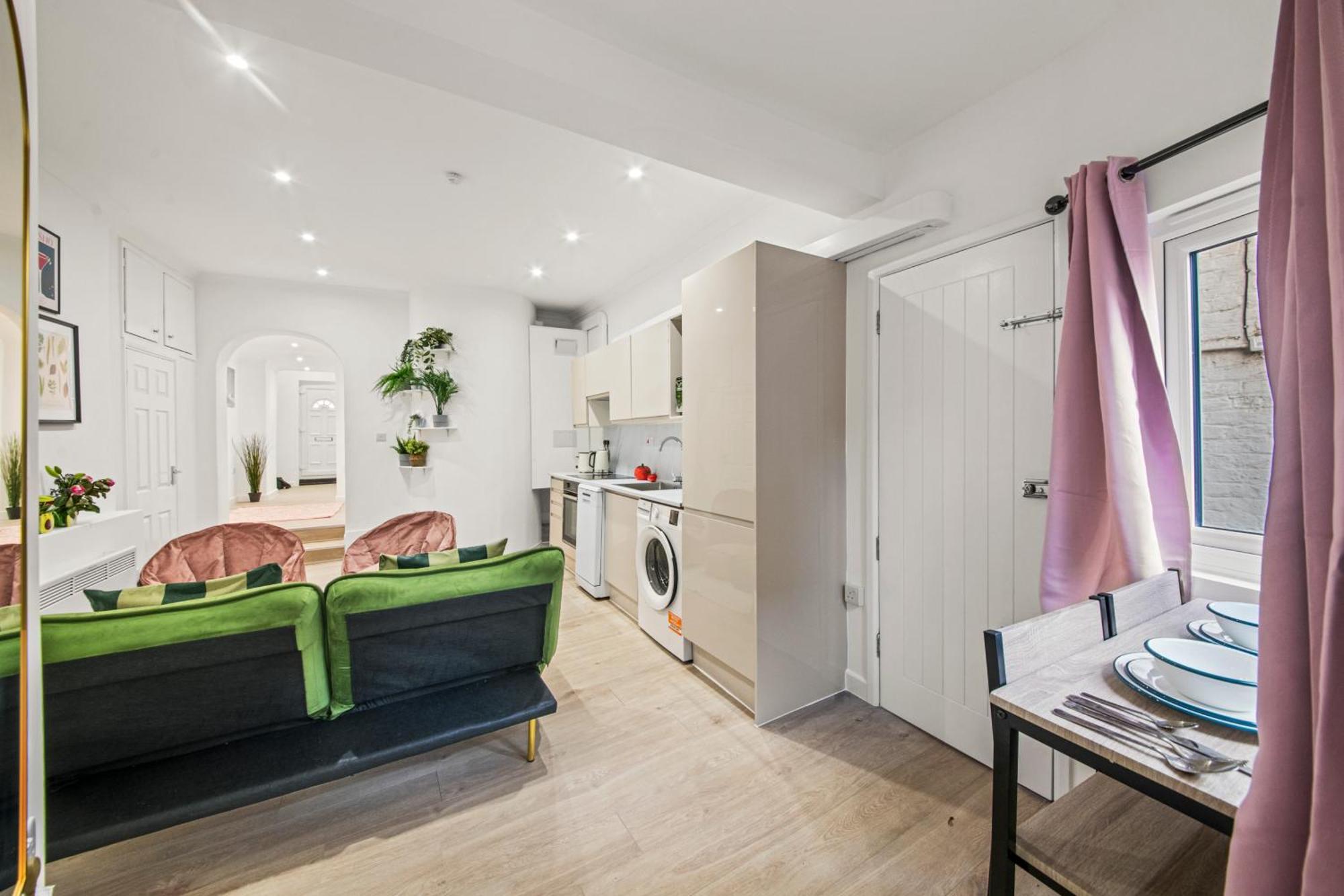 Convenient In Greenwich By 53 Degrees Property, Ideal For Long Stays, Location!