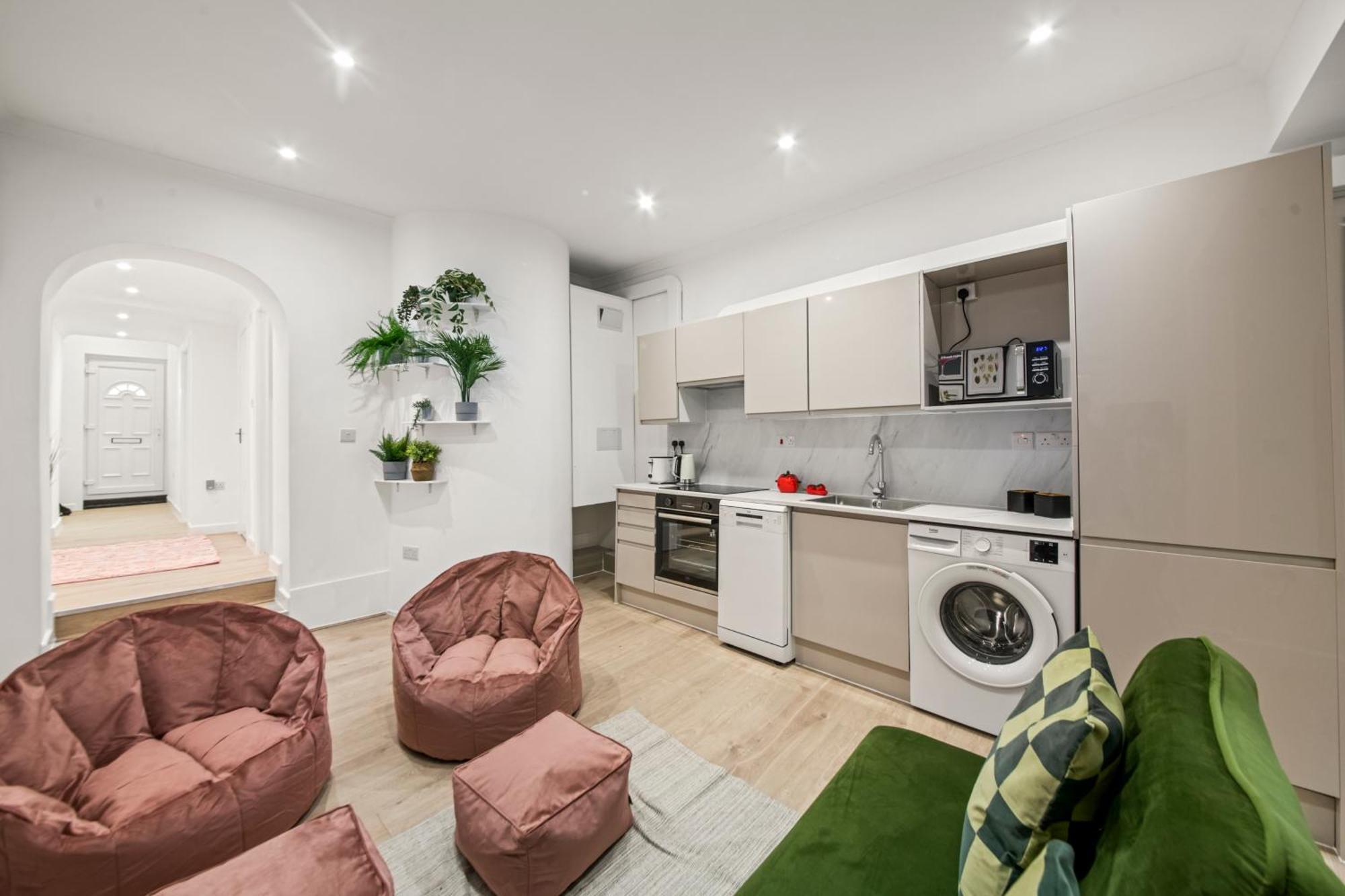 Convenient In Greenwich By 53 Degrees Property, Ideal For Long Stays, Location! *
