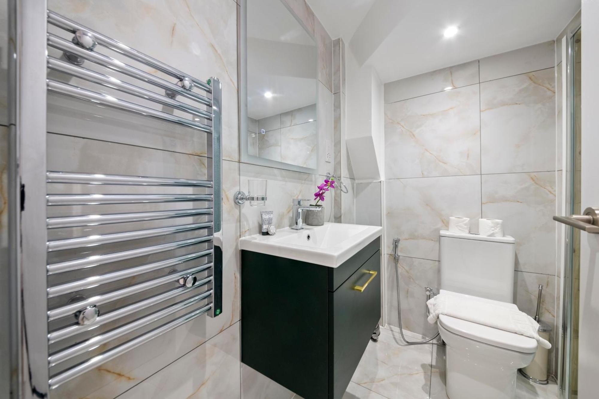 Holiday home Convenient In Greenwich By 53 Degrees Property, Ideal For Long Stays, Location!