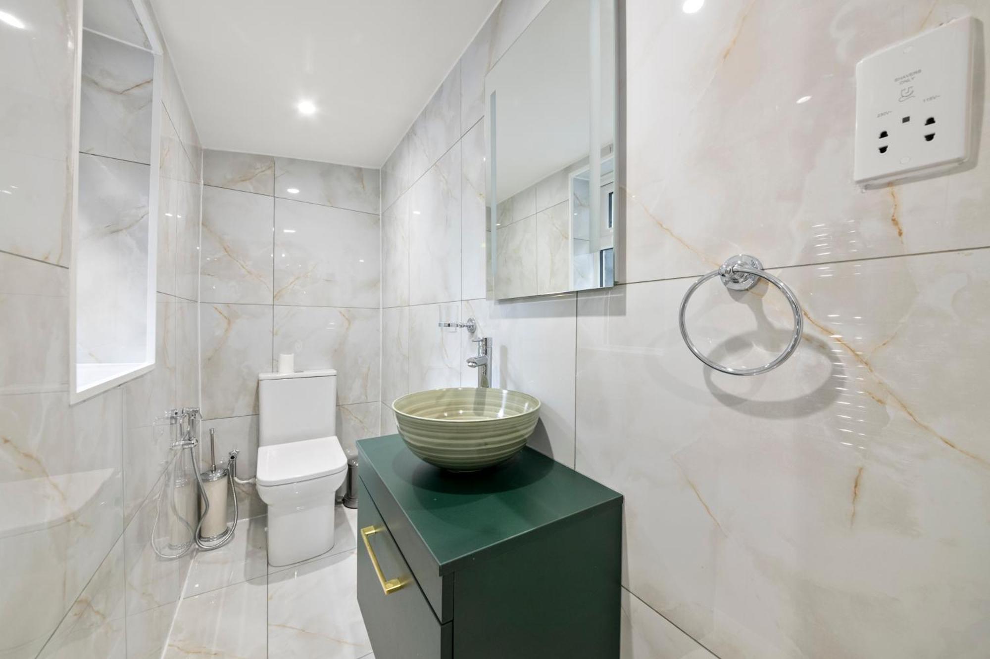 Convenient In Greenwich By 53 Degrees Property, Ideal For Long Stays, Location!