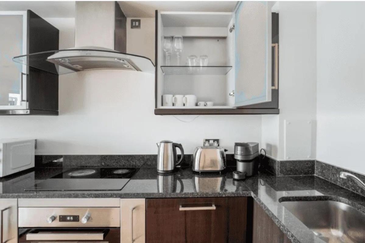 Londwell, Canary Wharf Riverside Retreat, Balcony & Views * London
