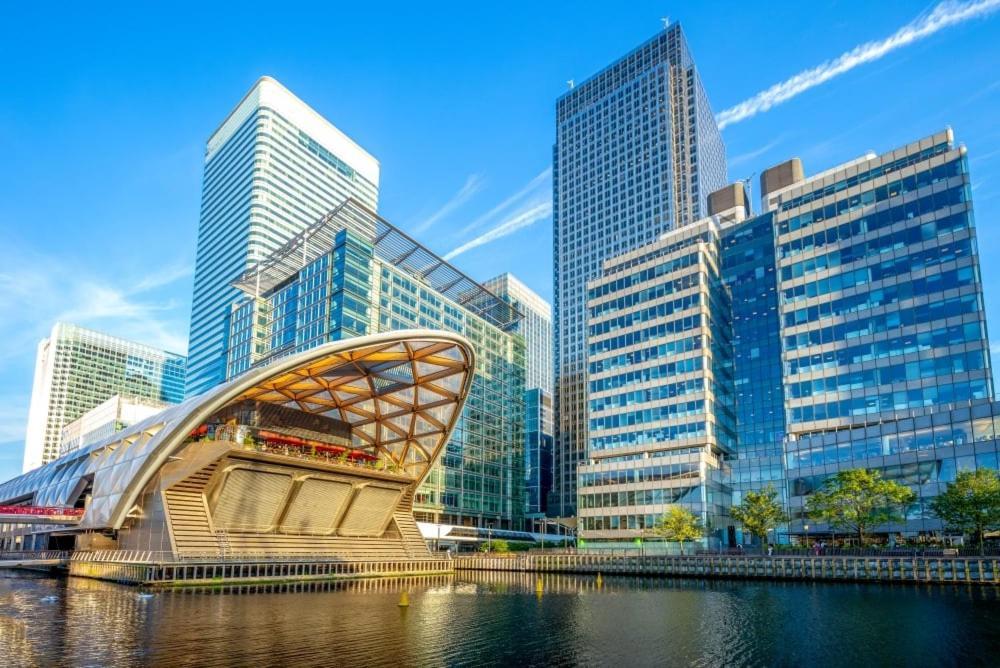 Apartment Londwell, Canary Wharf Riverside Retreat, Balcony & Views London