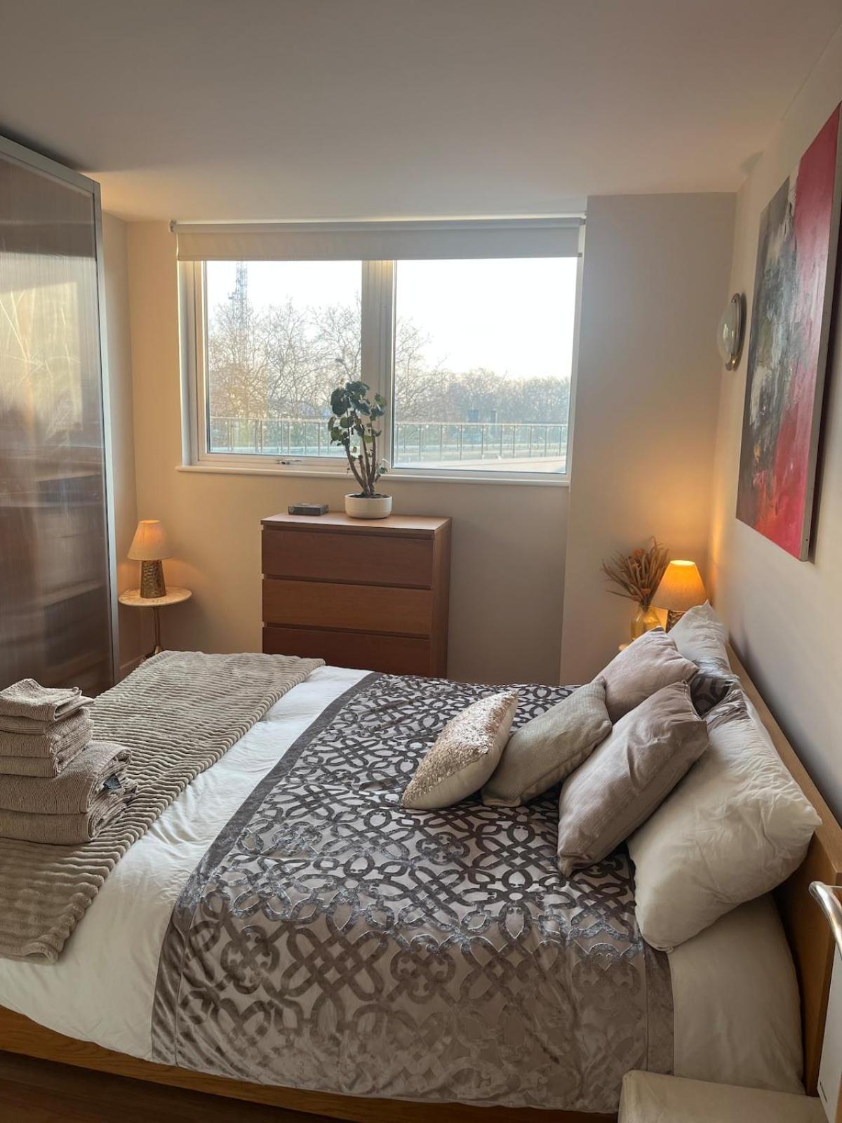 Limehouse Marina, Large 2 Bed Apartment *
