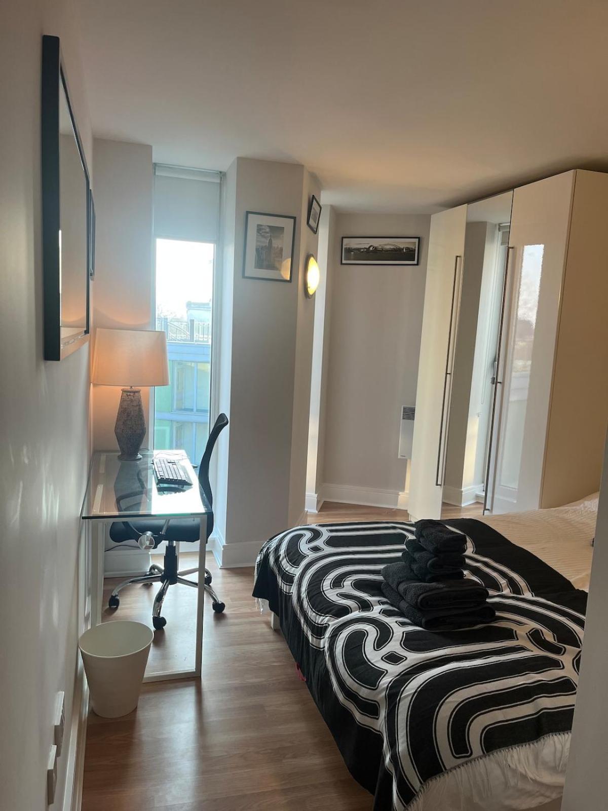 Limehouse Marina, Large 2 Bed
