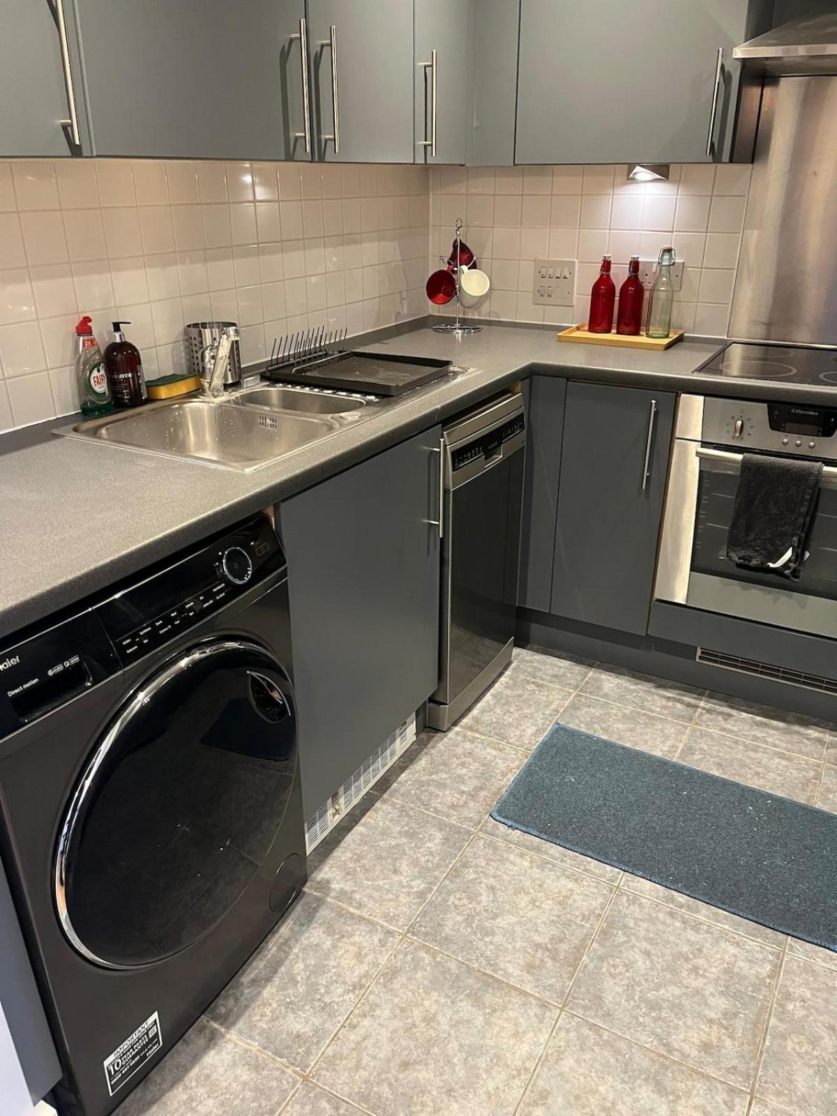 Limehouse Marina, Large 2 Bed Apartment *