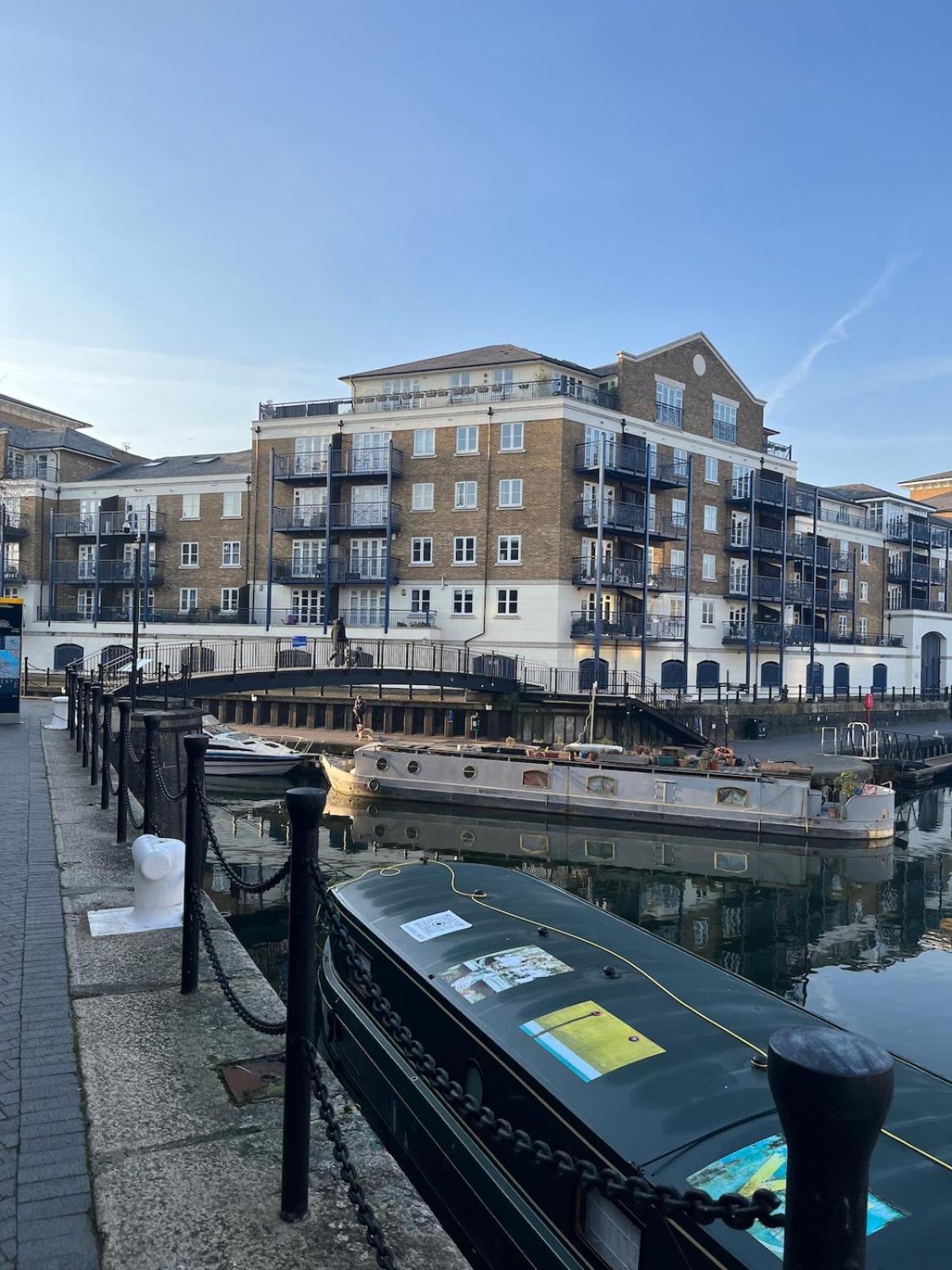 Limehouse Marina, Large 2 Bed Apartment London