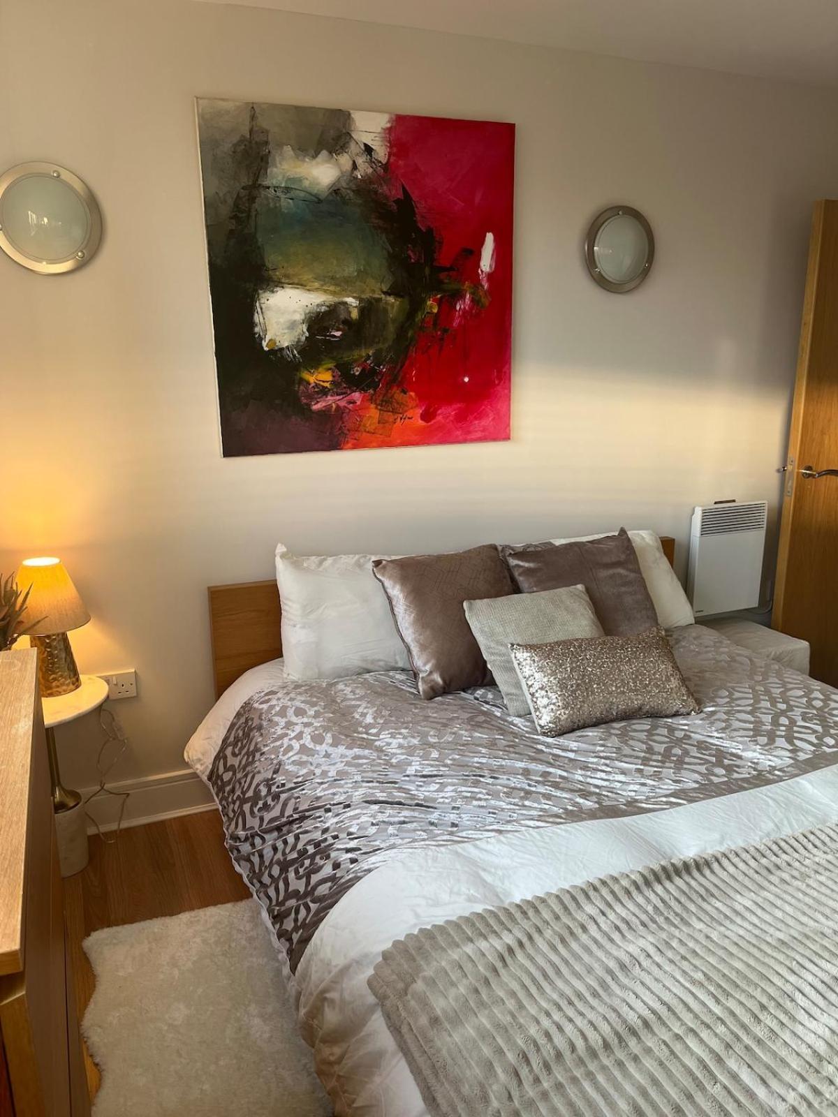 Limehouse Marina, Large 2 Bed Apartment