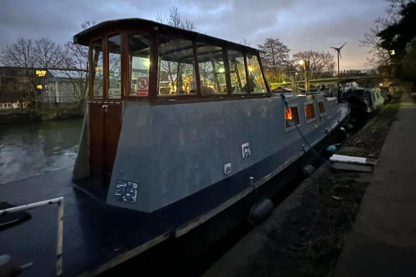 Dutch Barge - Sleeps 3 & Cosy Fireplace London