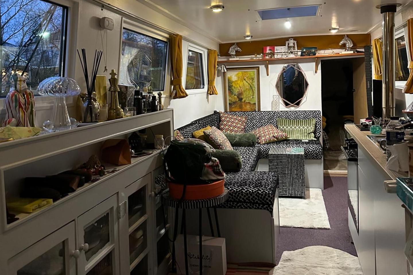 Holiday home Dutch Barge - Sleeps 3 & Cosy Fireplace *