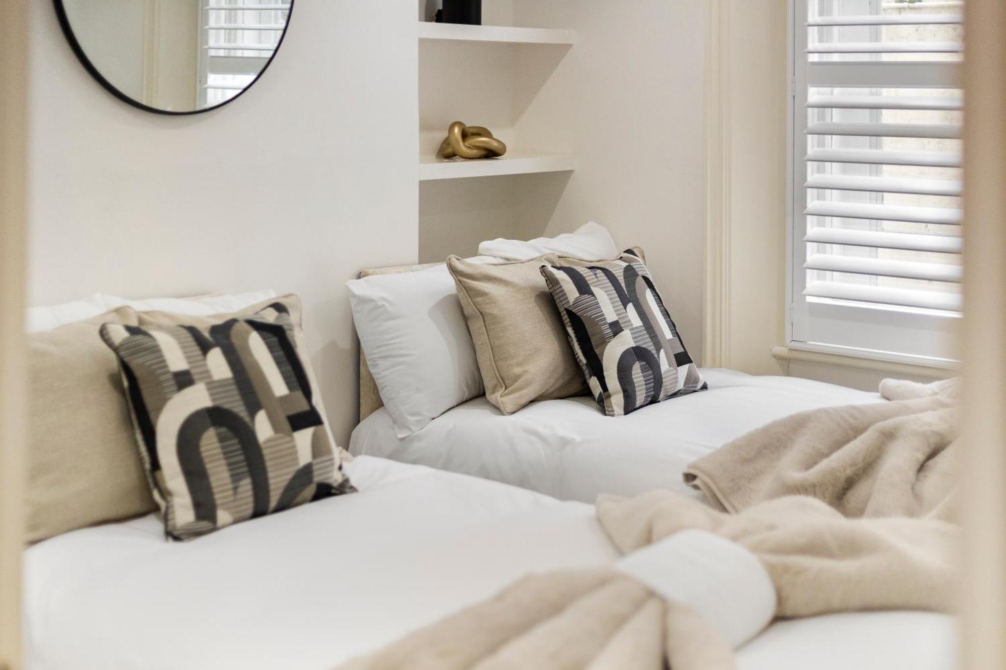 Apartment Stylish 2 Bedroom Flat In Prime Location Up To 5 Guests *