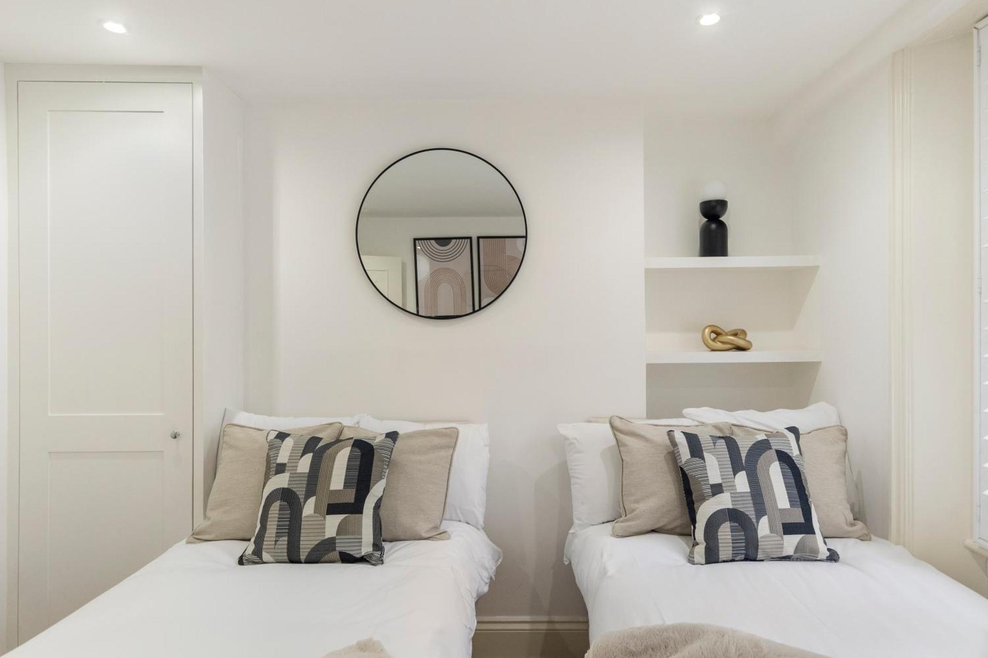 Stylish 2 Bedroom Flat In Prime Location Up To 5 Guests