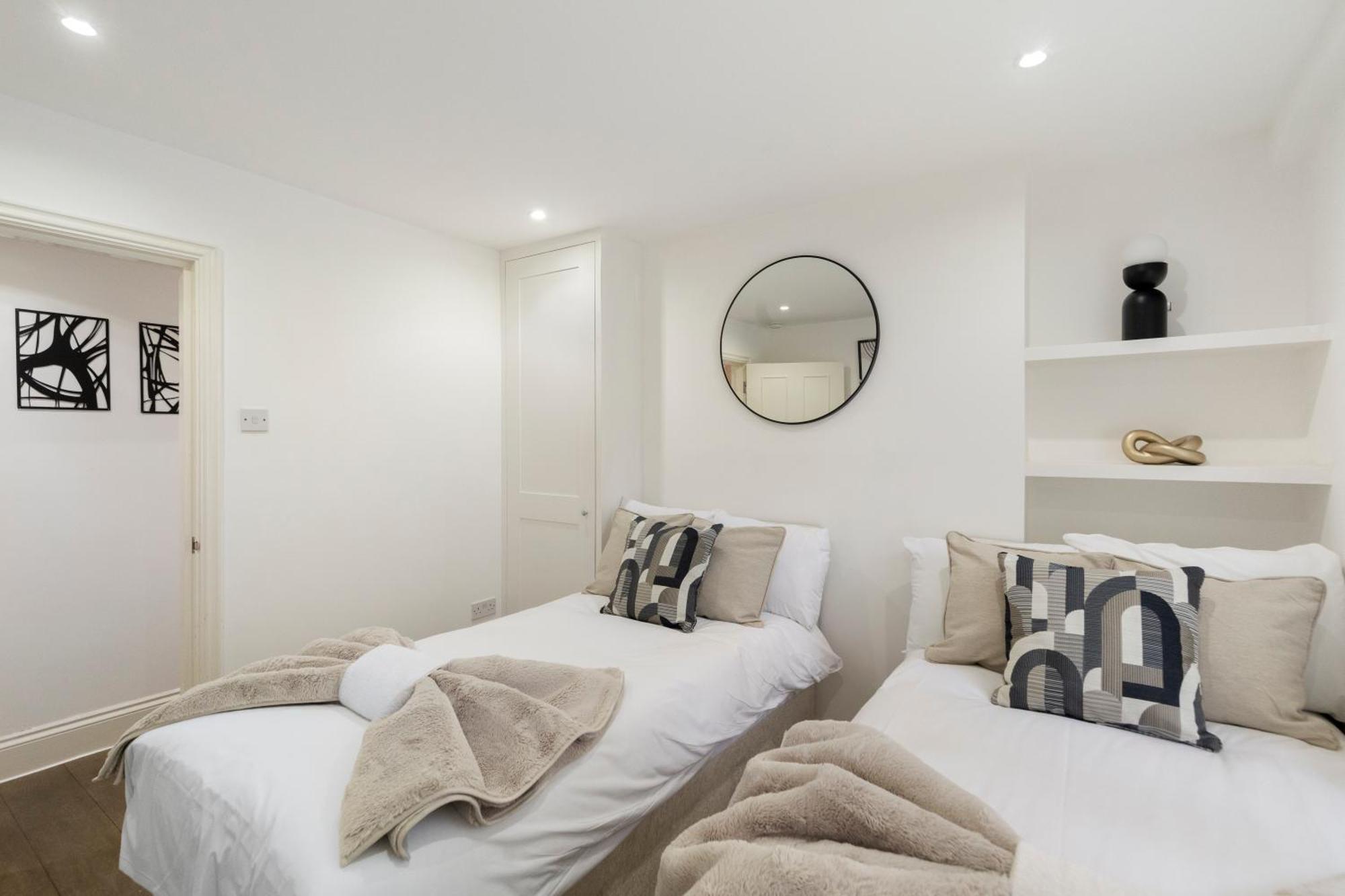 Stylish 2 Bedroom Flat In Prime Location Up To 5 Guests Apartment London