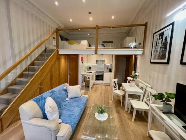 Kensington - Mezzanie Stylish Flat *