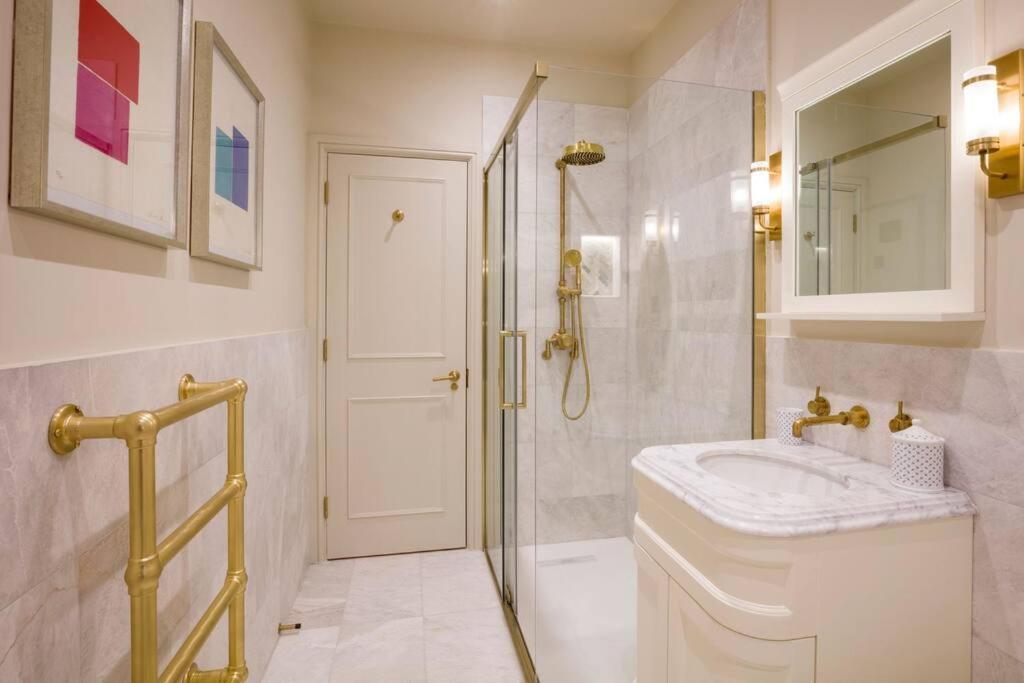 Stylish & Luxury, Just Redecorated Kensington Flat London