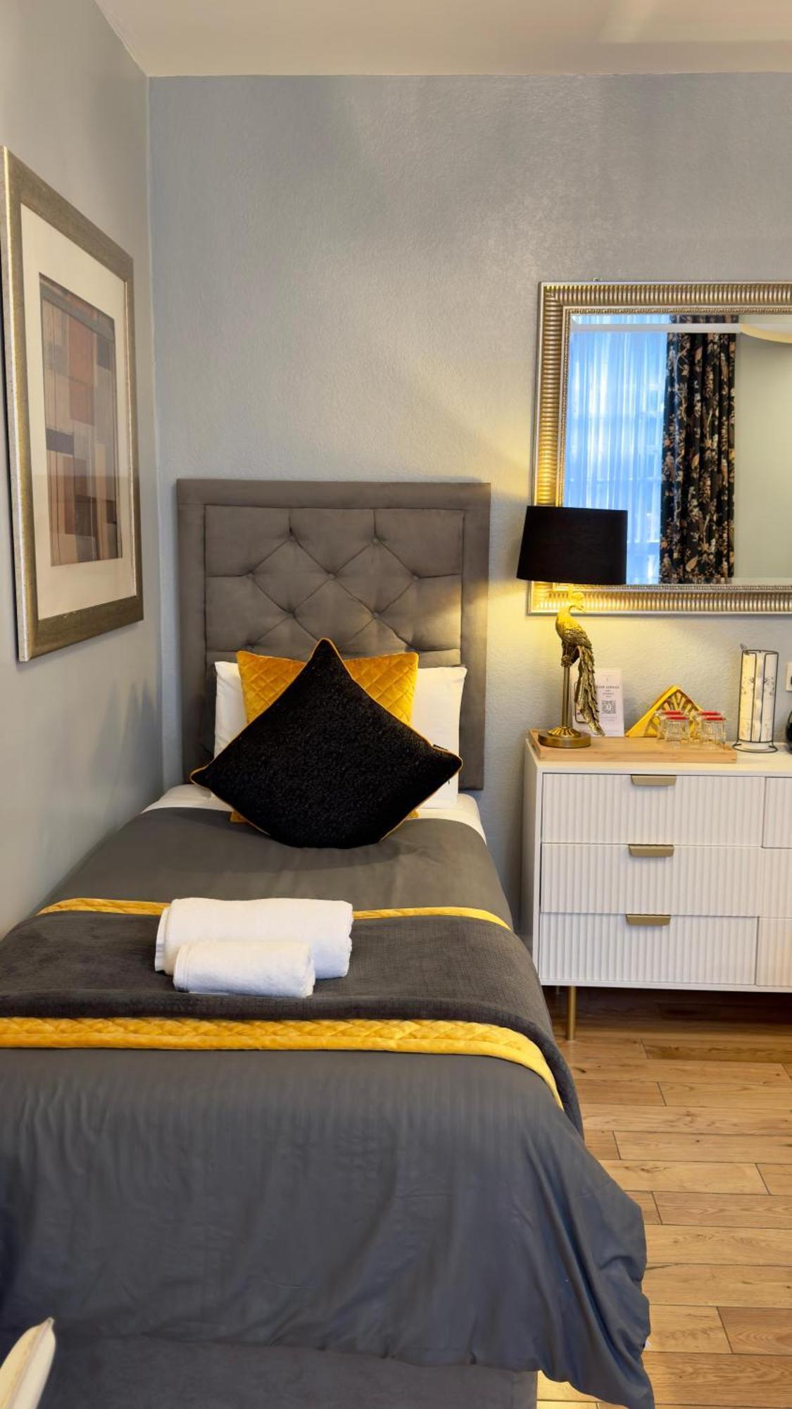 Piccolino Hyde Park 2*