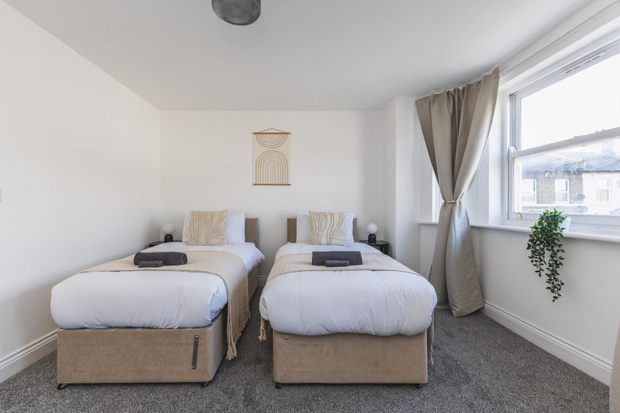Arte Serviced Stratford - 3 Bedrooms 2 Bathrooms London, Stratford, Maryland, Free Parking, Garden, Weekly Or Monthly - Up To 8 Guests Feriehus London