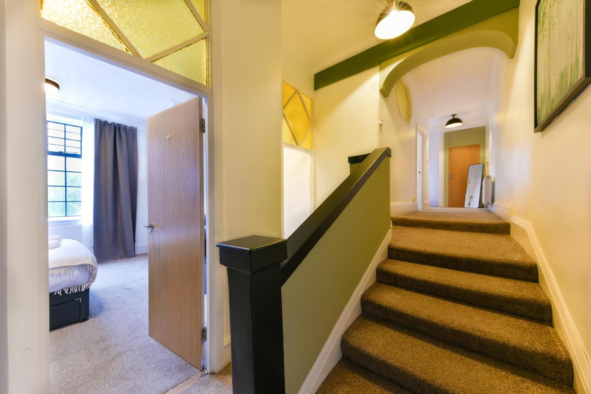 Spacious 2br, Free Parking & Wifi Near Station *
