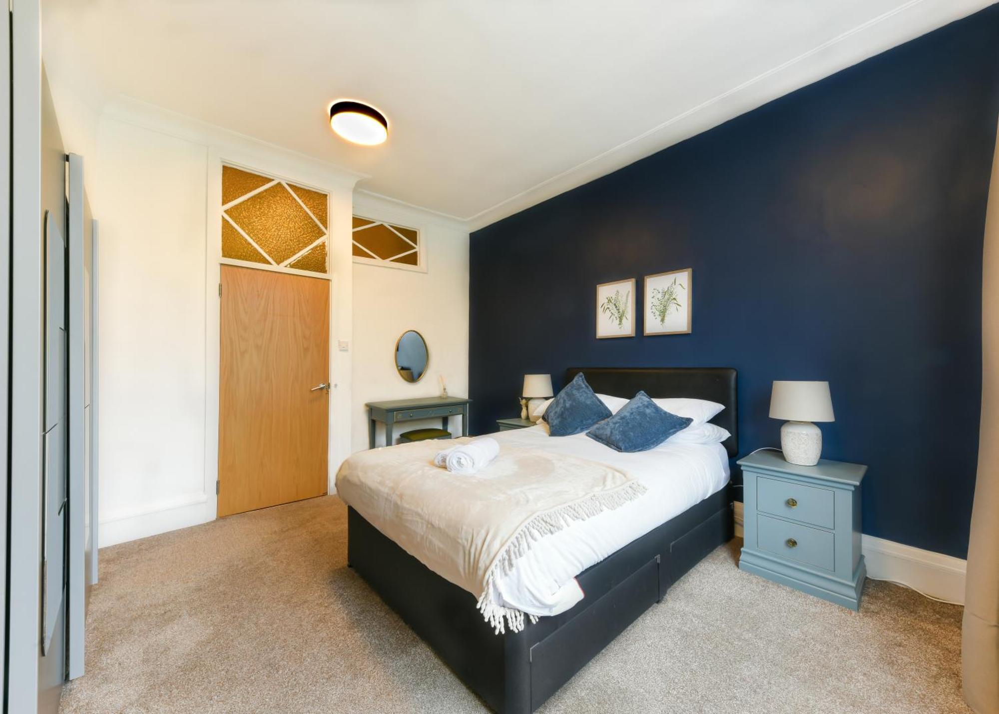 Spacious 2br, Free Parking & Wifi Near Station Apartment *