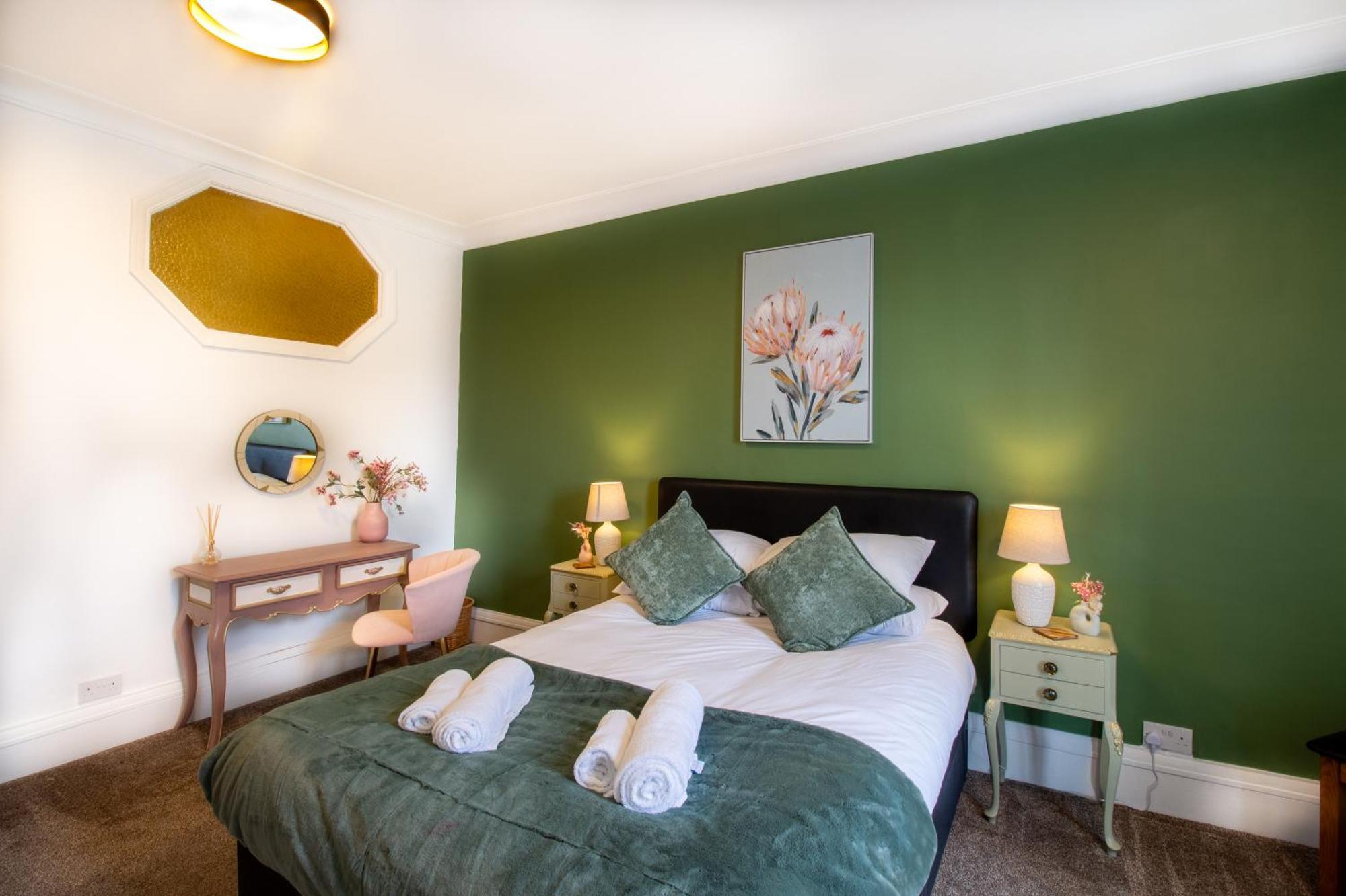 Apartment Spacious 2br, Free Parking & Wifi Near Station *