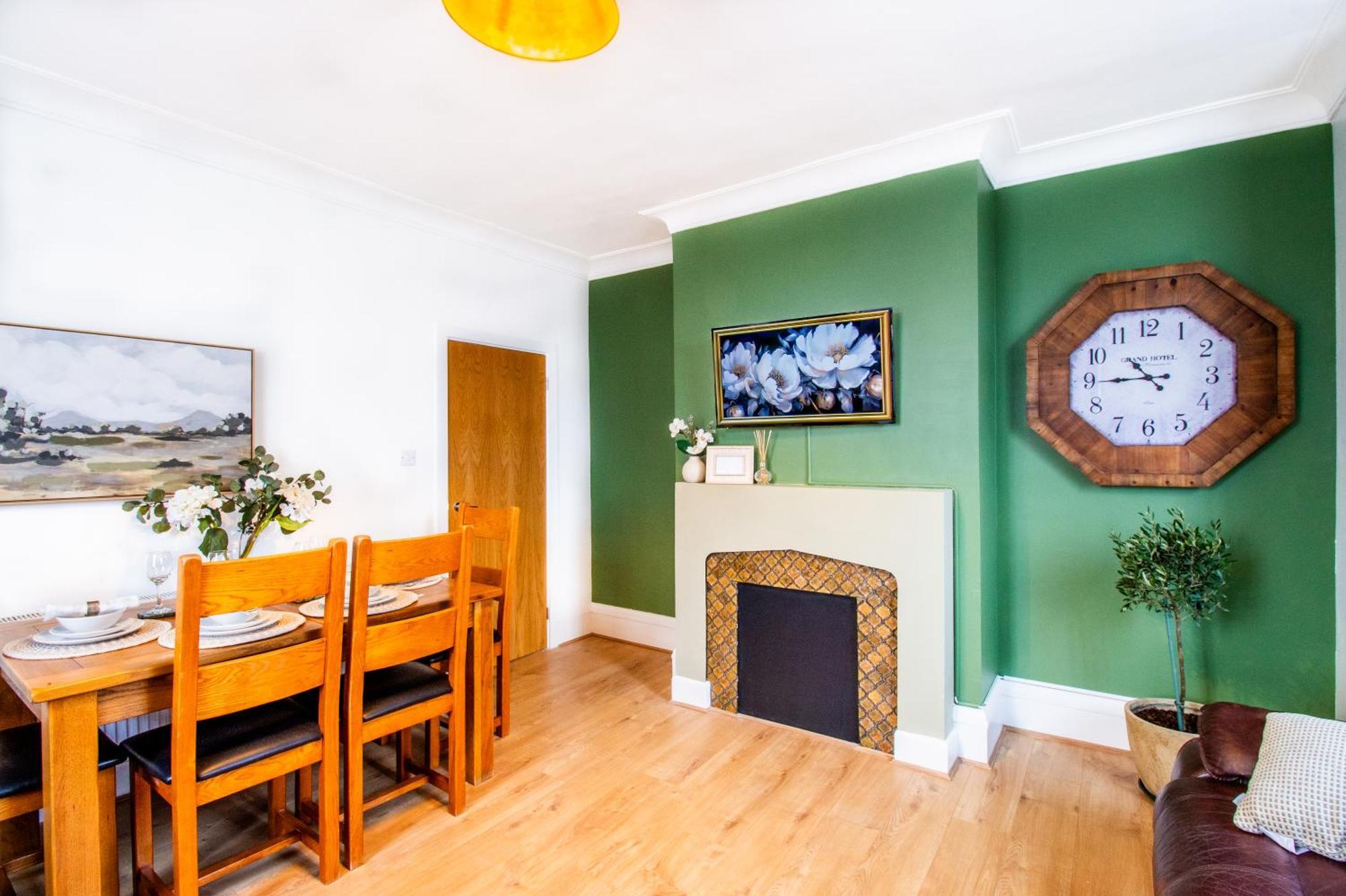 Spacious 2br, Free Parking & Wifi Near Station Apartment London