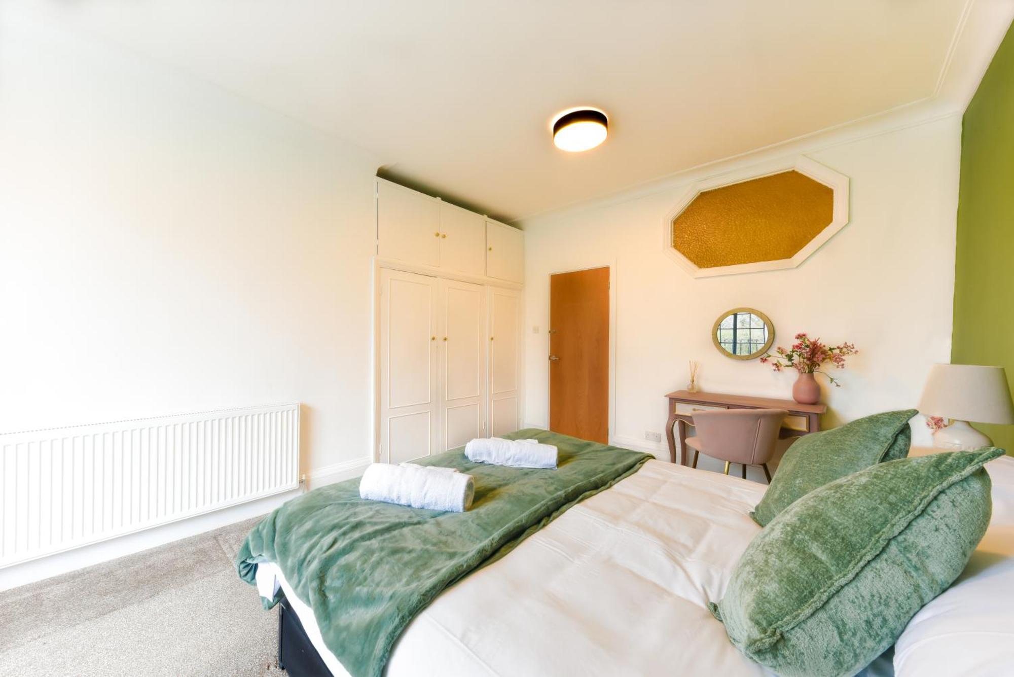Spacious 2br, Free Parking & Wifi Near Station London