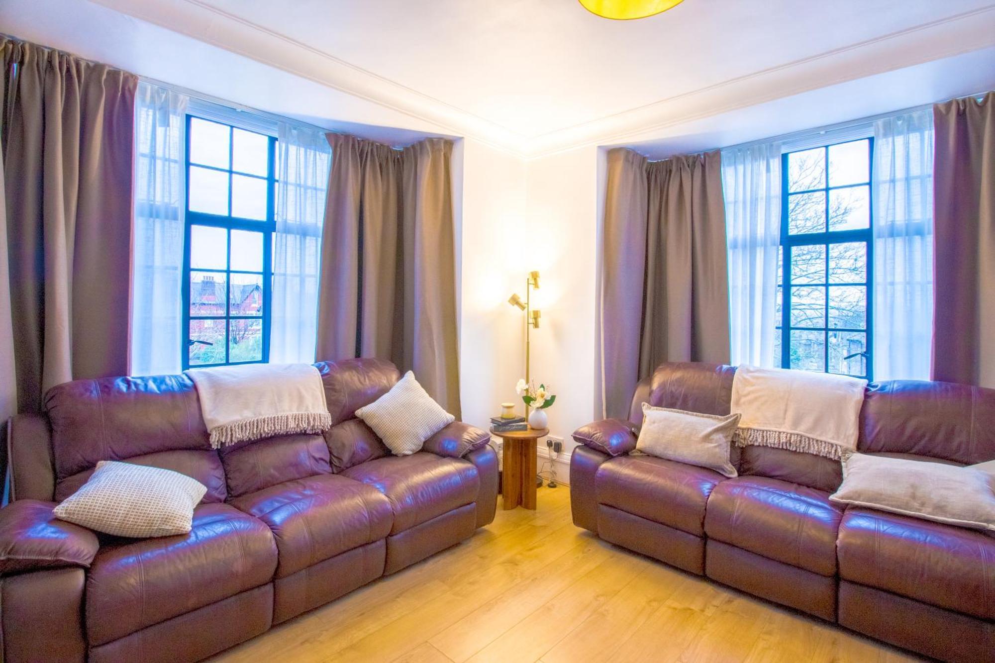 Spacious 2br, Free Parking & Wifi Near Station Apartment *