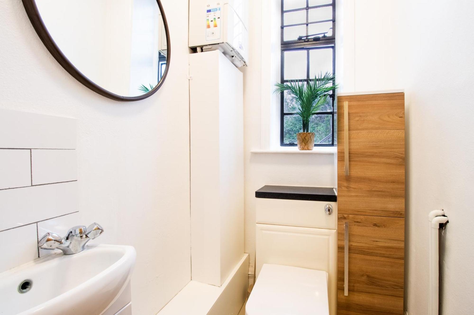 Spacious 2br, Free Parking & Wifi Near Station * London