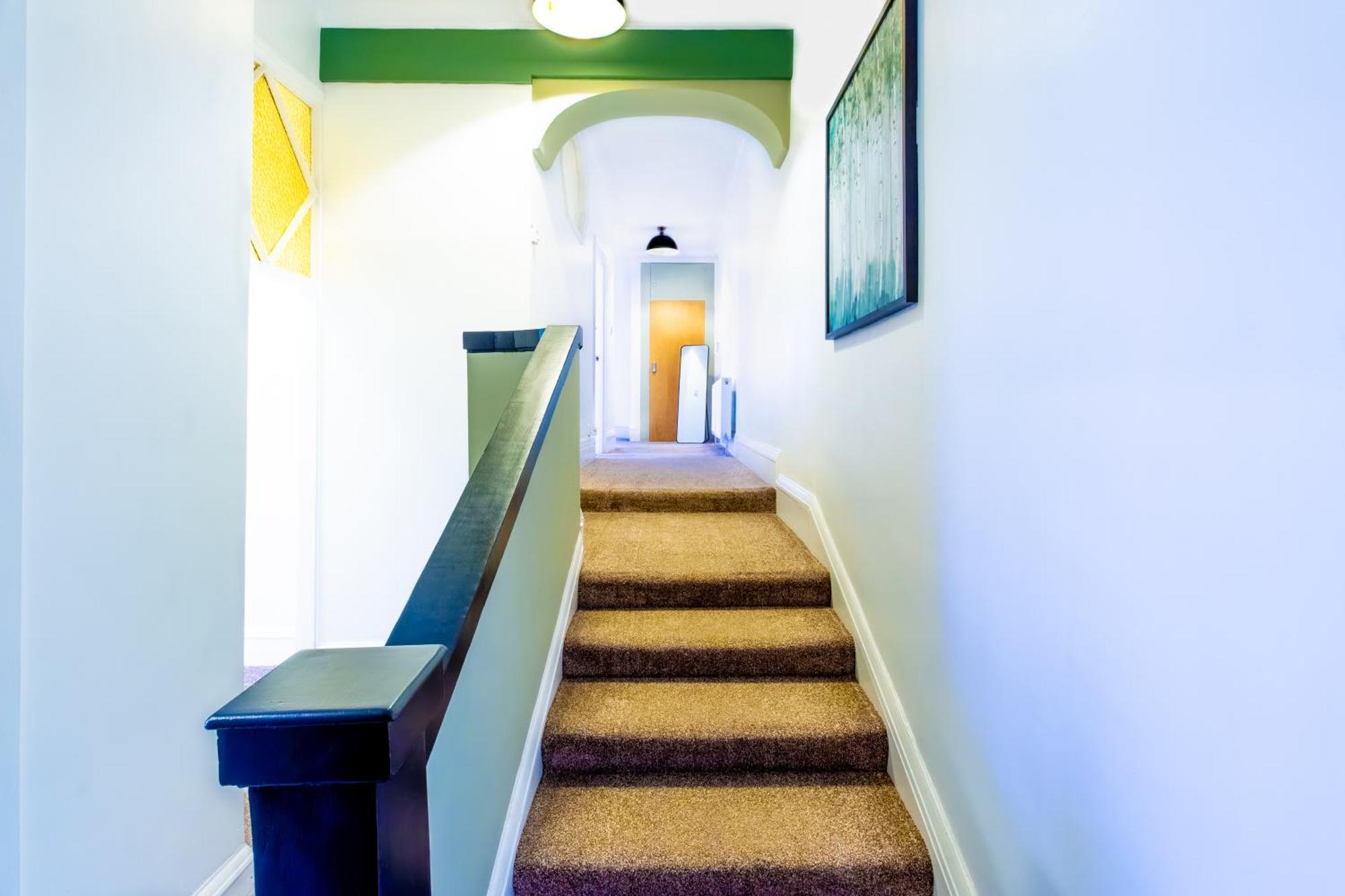Spacious 2br, Free Parking & Wifi Near Station