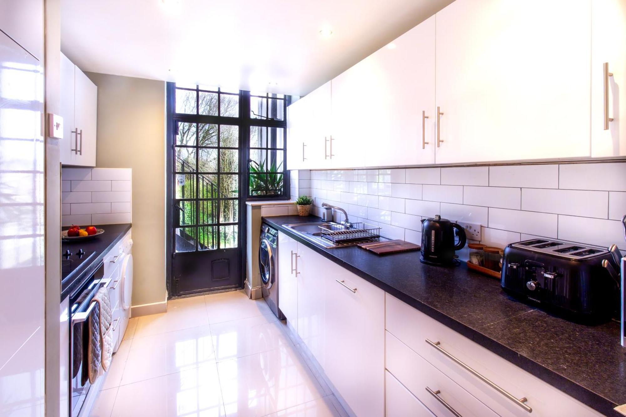 Apartment Spacious 2br, Free Parking & Wifi Near Station *