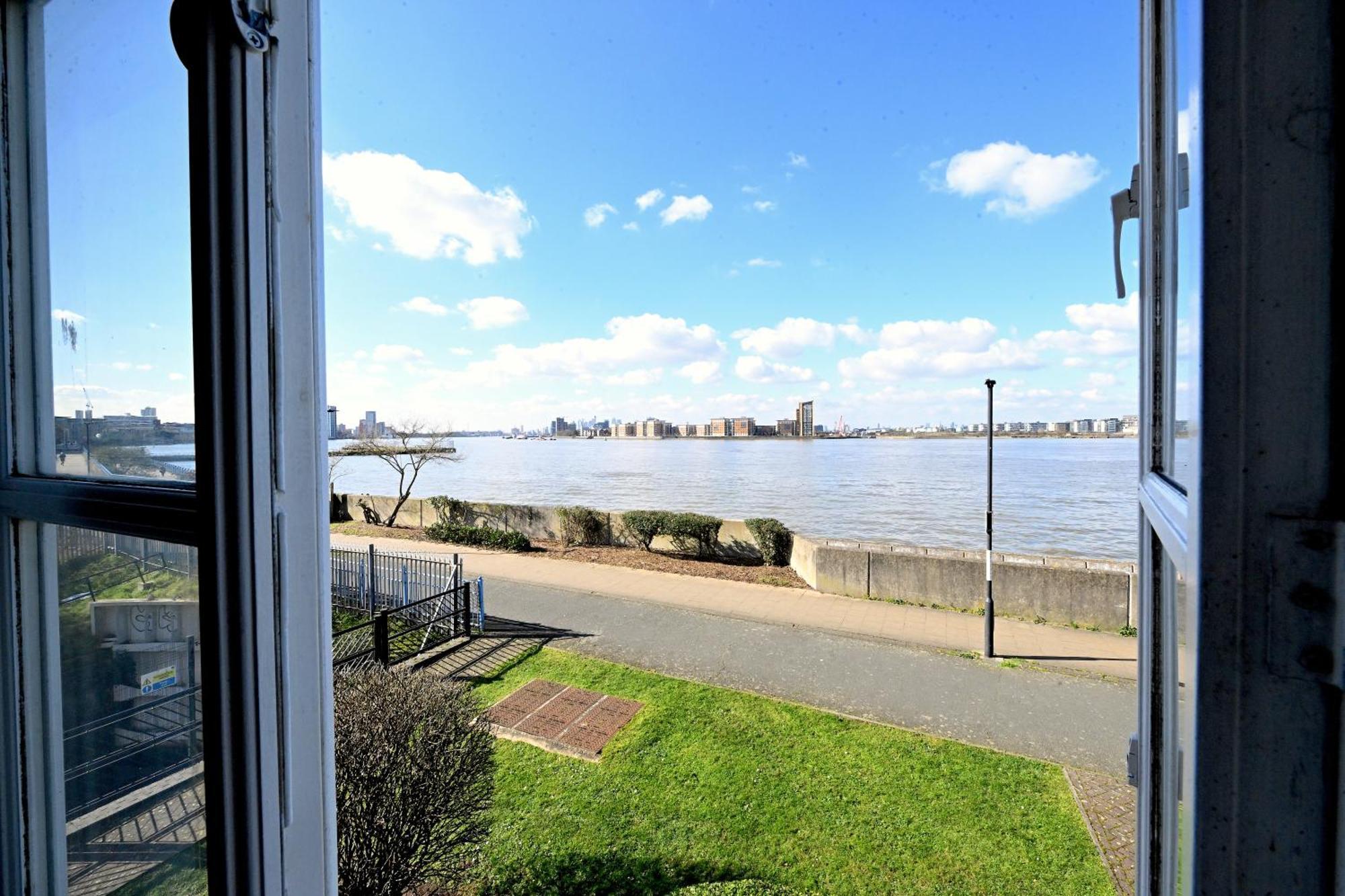 Unique 2-bedroom With River Views! Leilighet