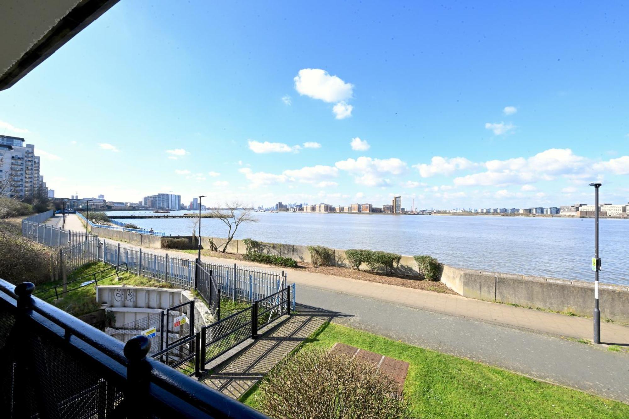 Unique 2-bedroom With River Views! Leilighet *