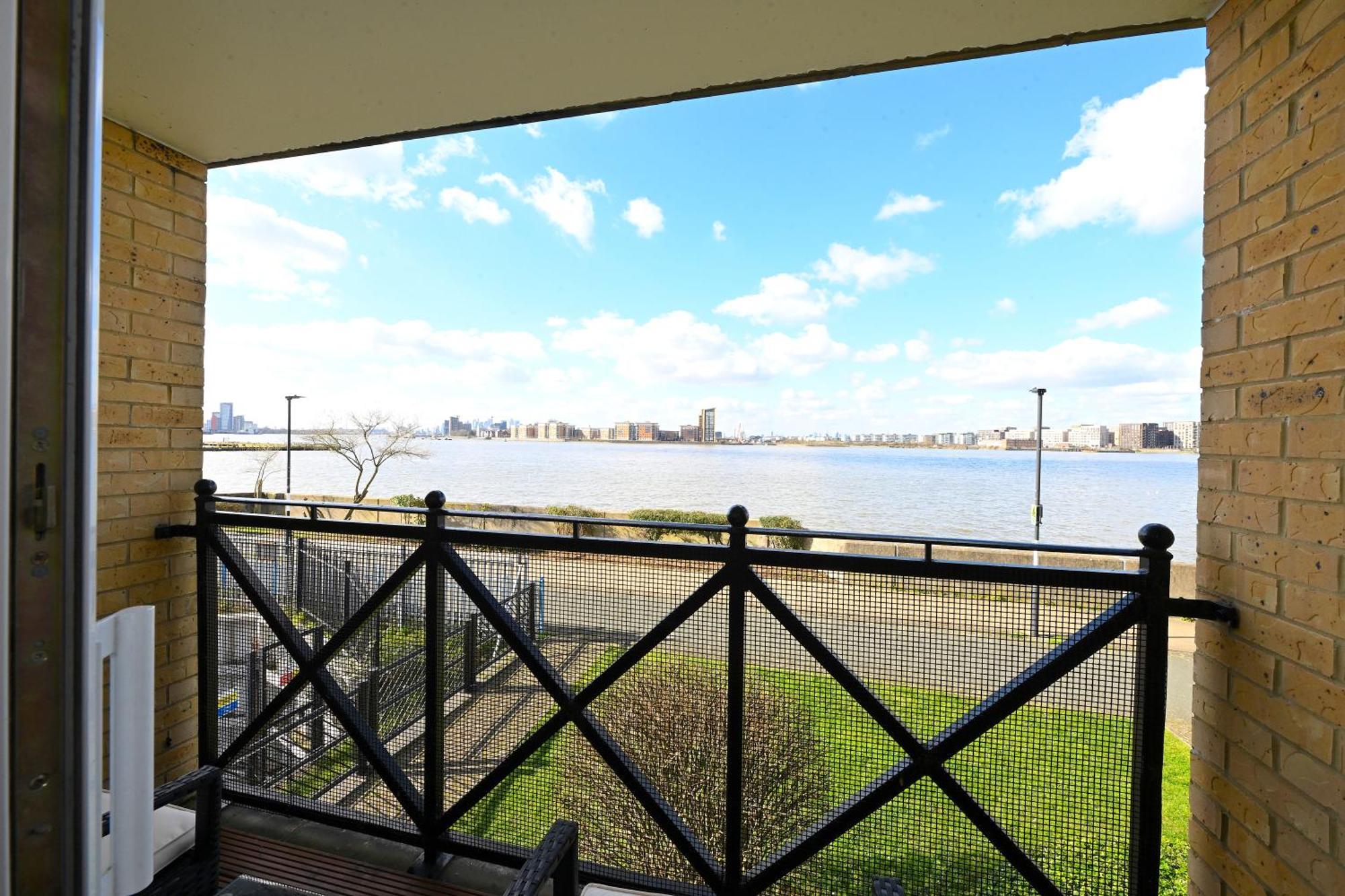 Unique 2-bedroom With River Views! Leilighet *