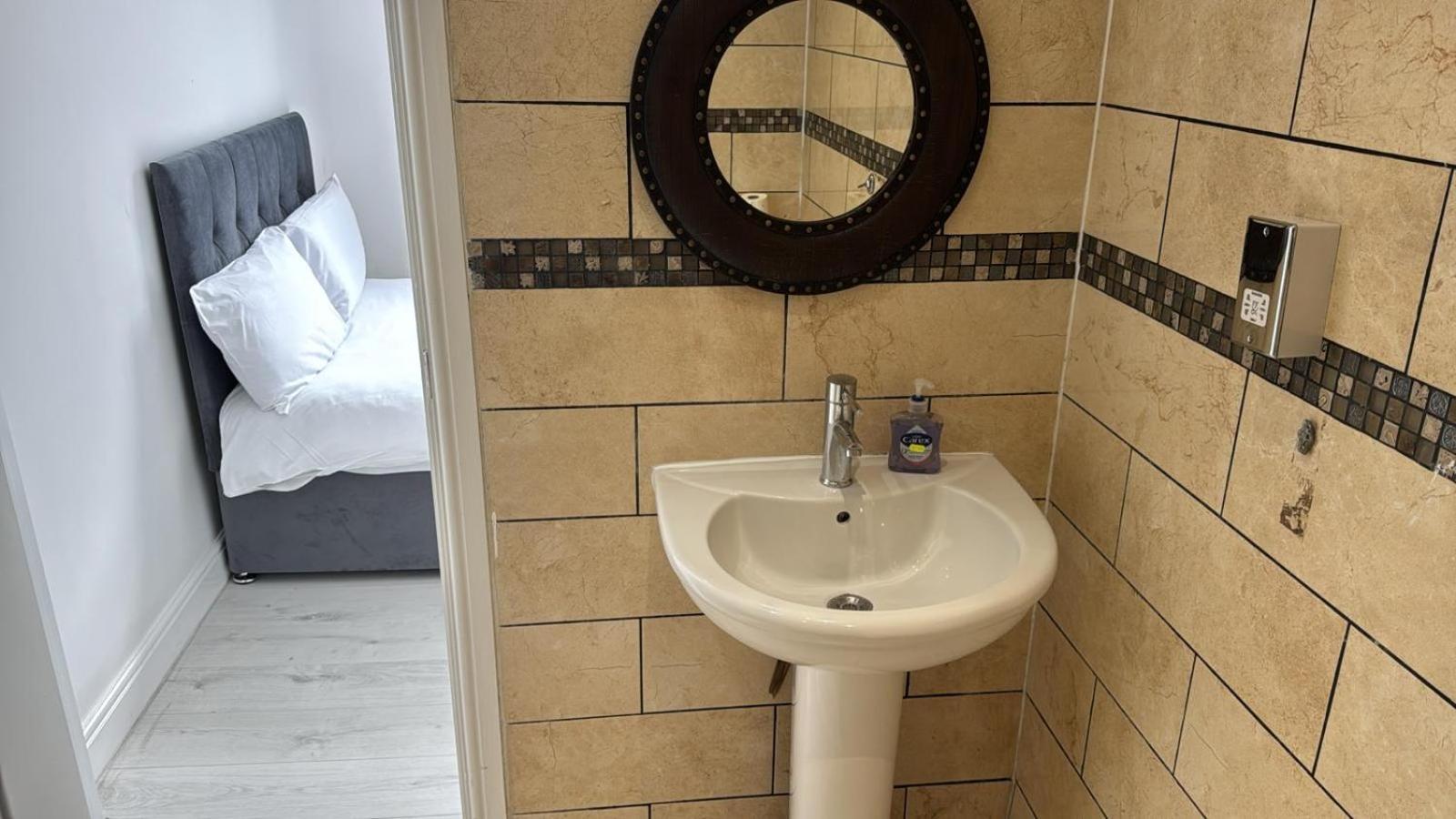 One Bedroom Flat 2nd Floor Victoria * London