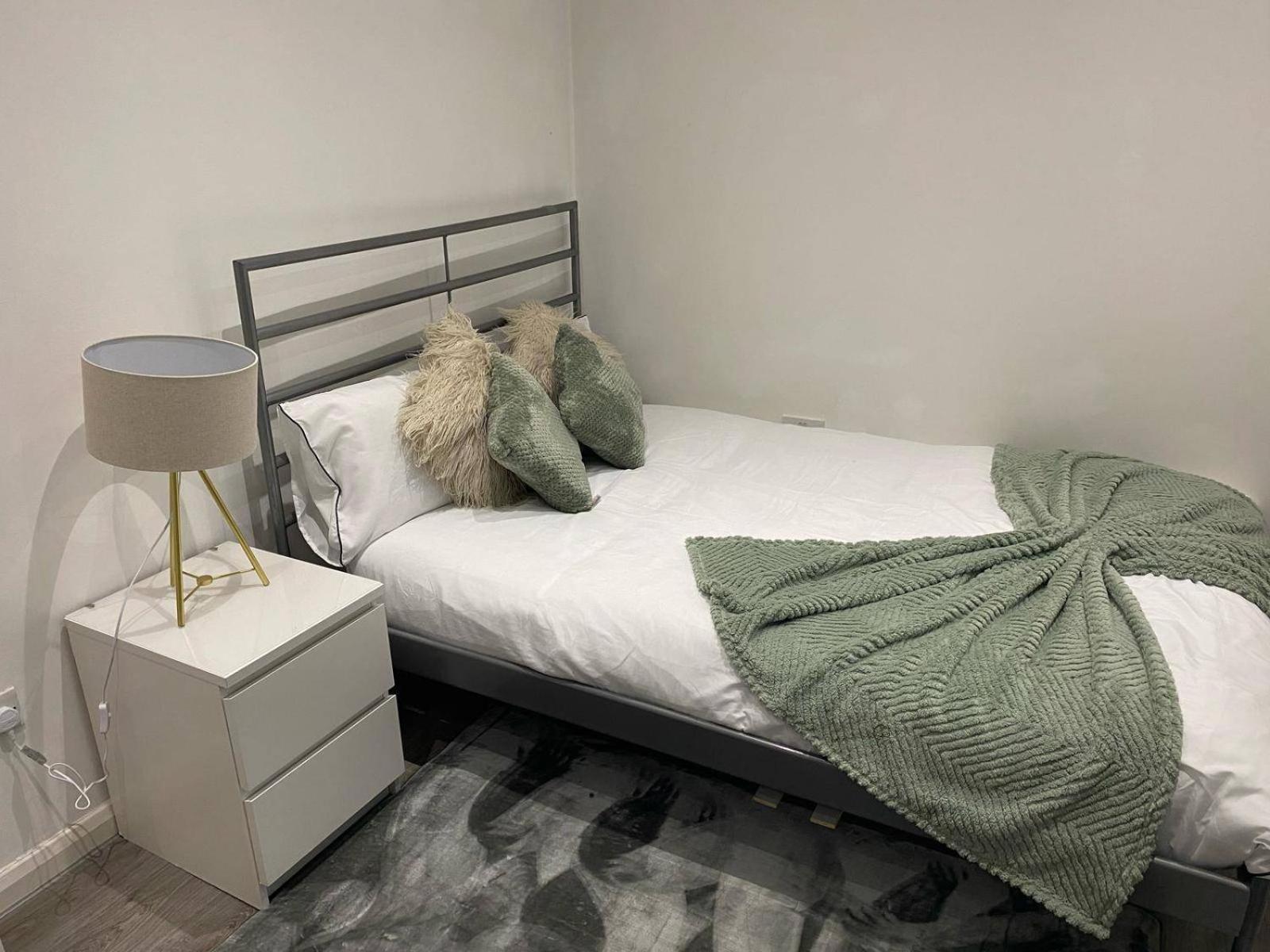 Studiosleeps2-gardenview-parking-internet-patio London