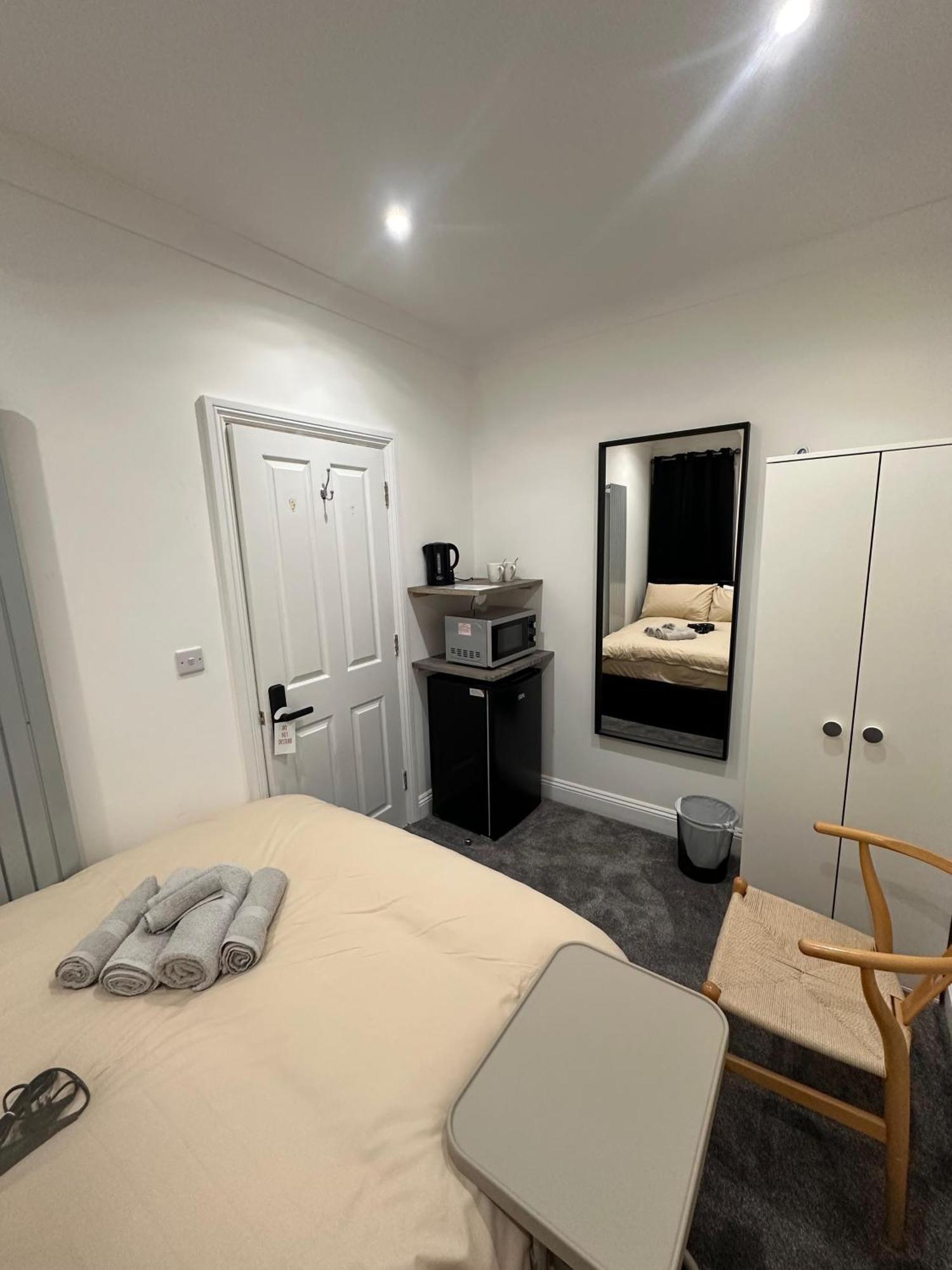 Pensión Central London Room *