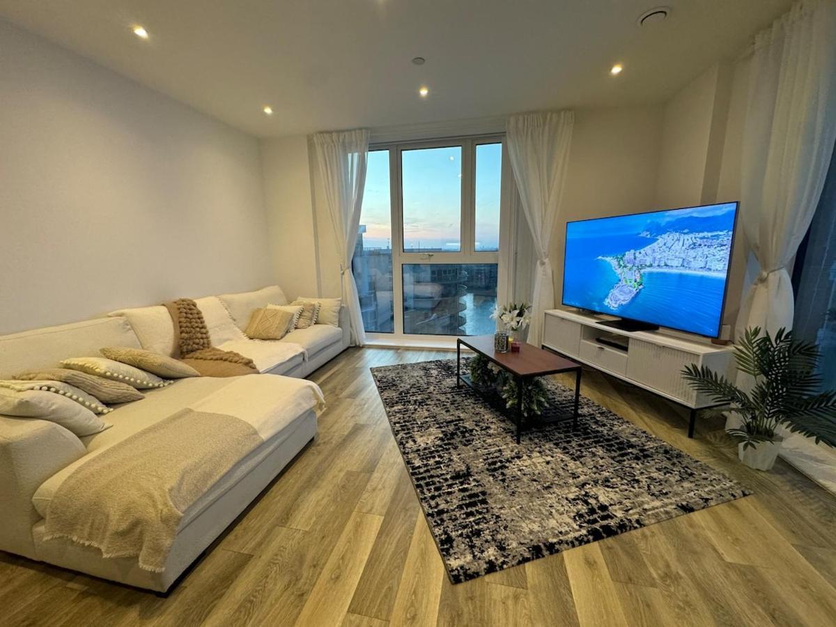 Stunning Luxury 2 Bedroom Apartment *