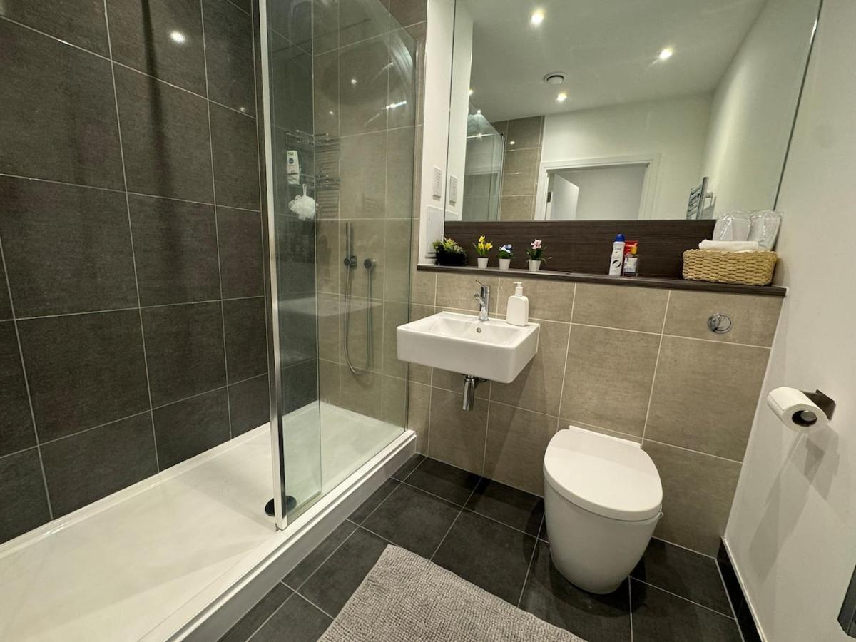 Stunning Luxury 2 Bedroom Apartment *