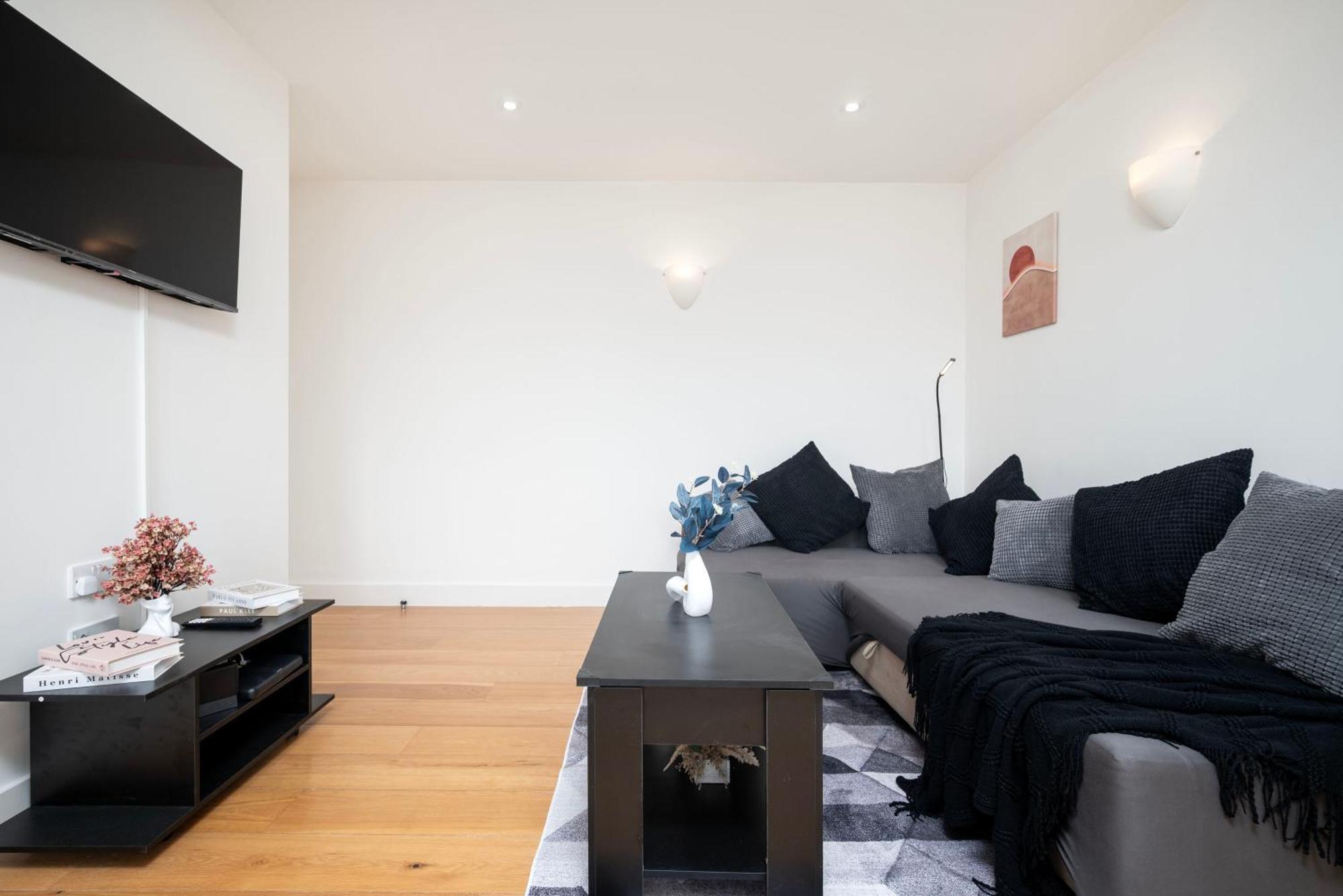 Stylish 2 Bed In Heart Of Stockwell, Free Wifi 12 Mins To Oxford Circus & Kings Cross Apartment *