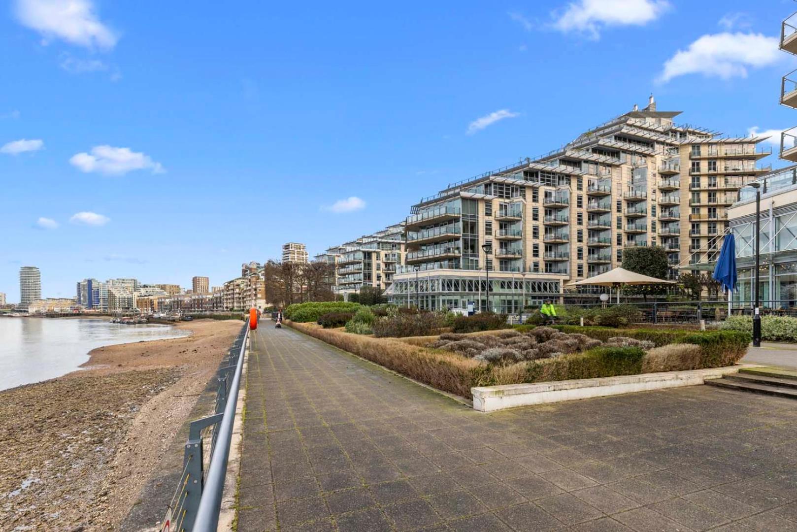 Elegant Thames-view 2-bed Haven Gym & Balcony Apartment *
