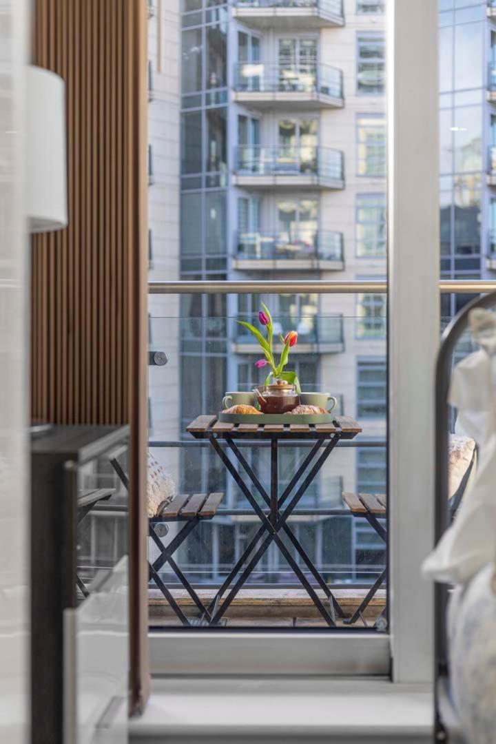 Elegant Thames-view 2-bed Haven Gym & Balcony London