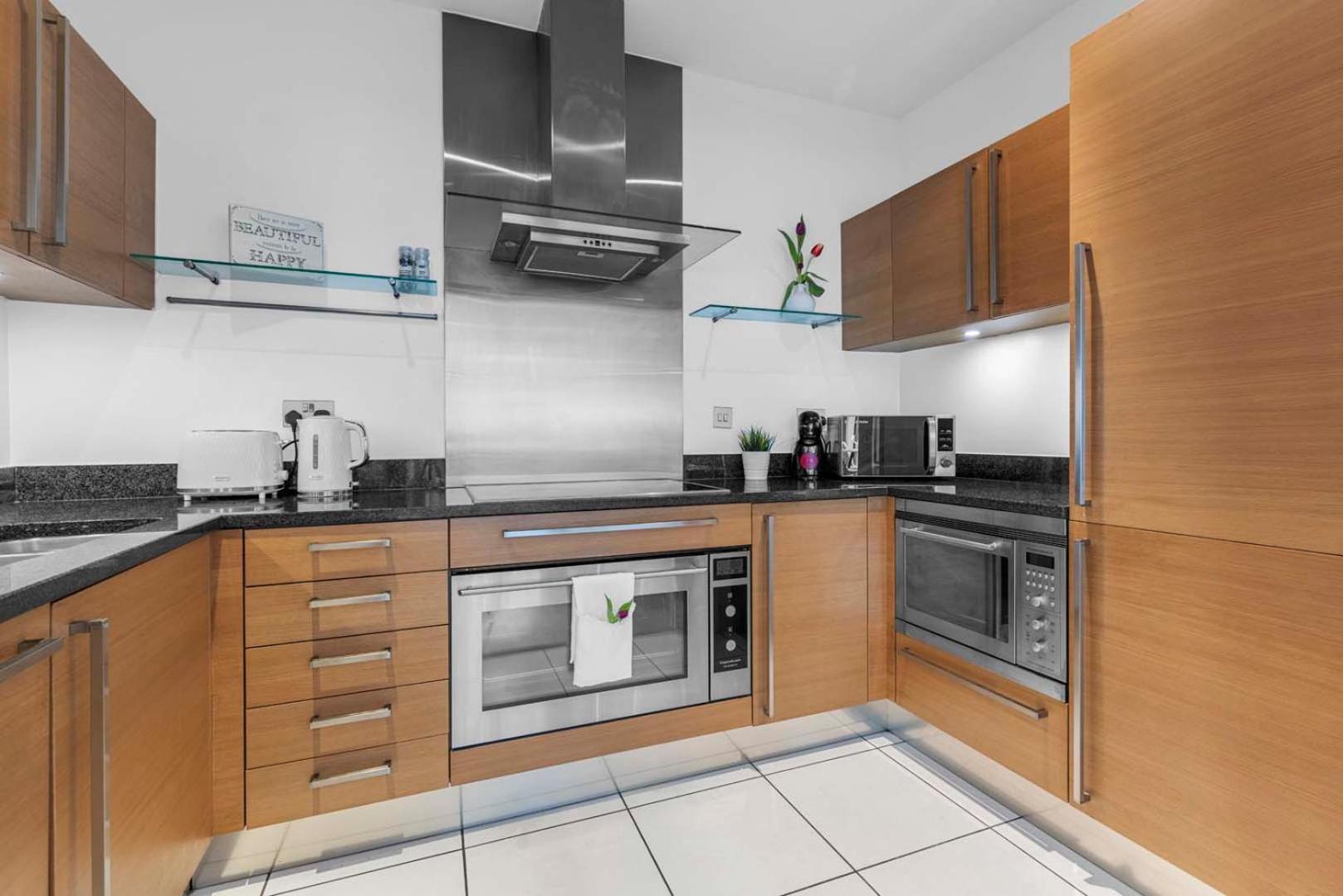 Elegant Thames-view 2-bed Haven Gym & Balcony Apartment London