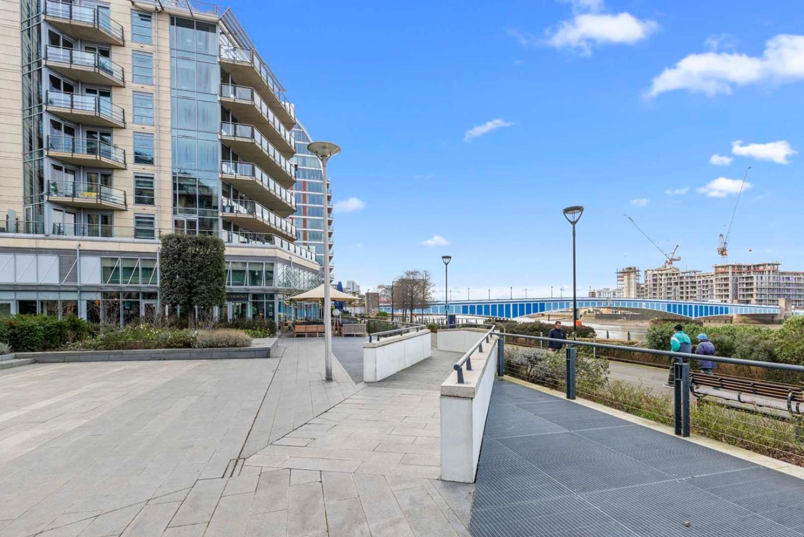 Elegant Thames-view 2-bed Haven Gym & Balcony London