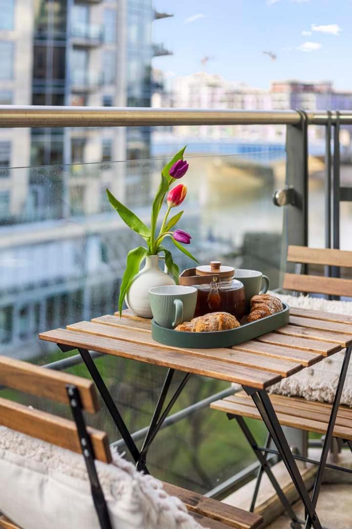 Elegant Thames-view 2-bed Haven Gym & Balcony * London