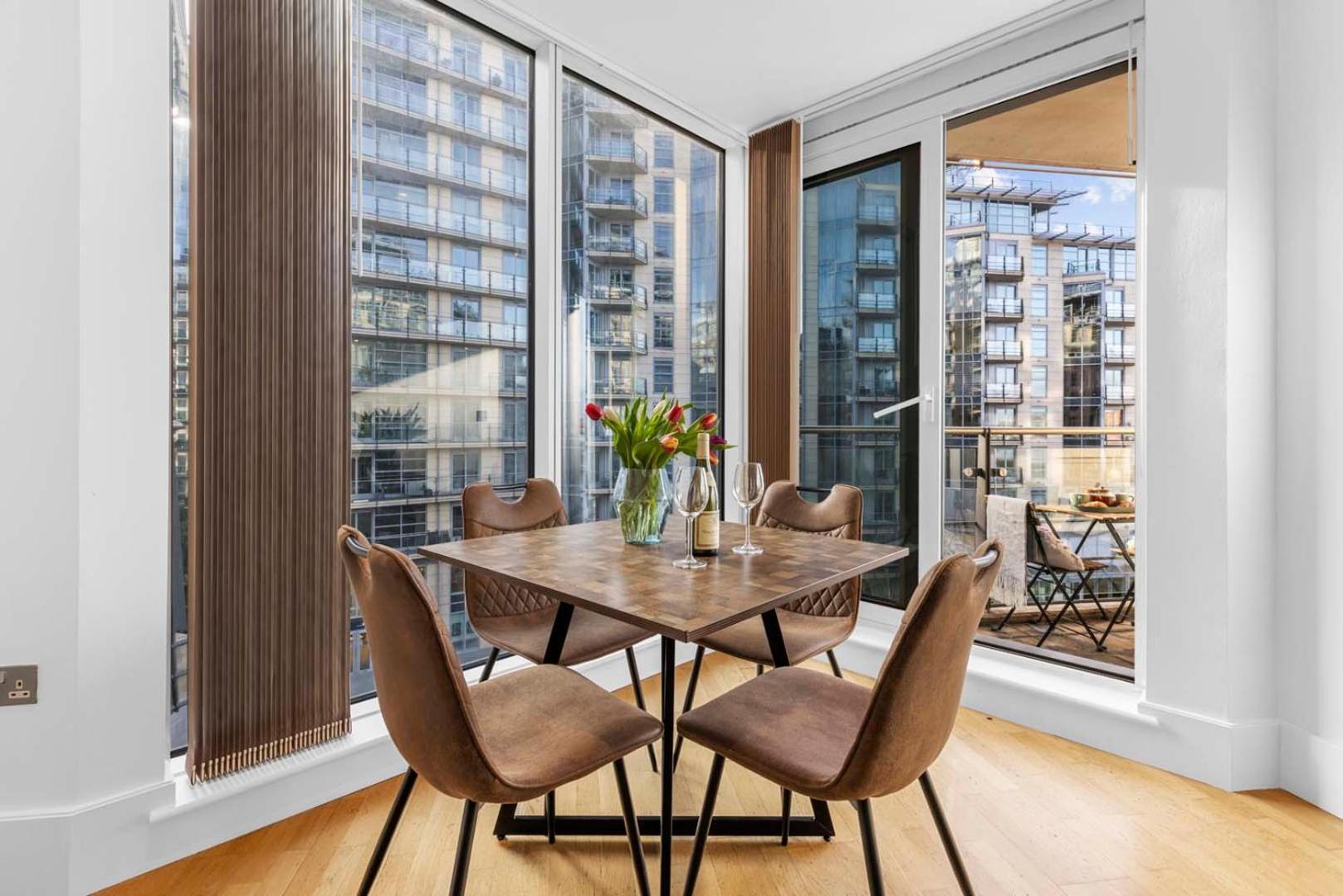 Elegant Thames-view 2-bed Haven Gym & Balcony Apartment *