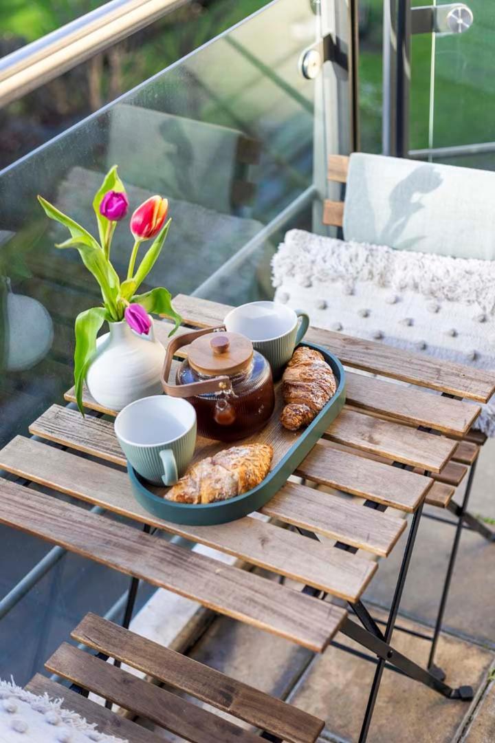 Elegant Thames-view 2-bed Haven Gym & Balcony Apartment *