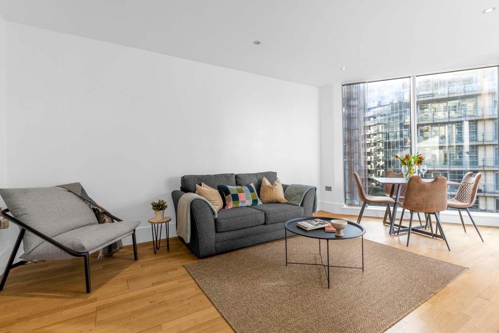 Elegant Thames-view 2-bed Haven Gym & Balcony Apartment London